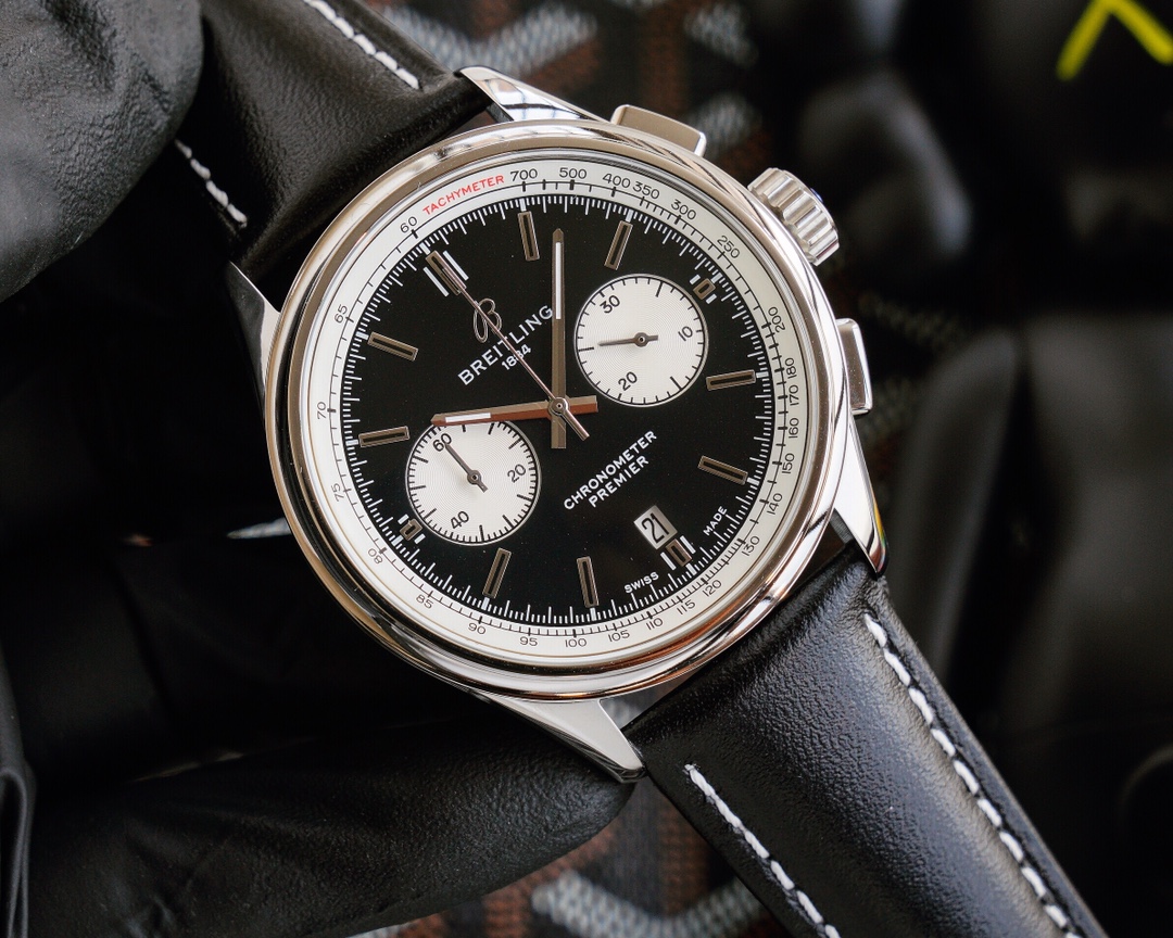 黑?百年灵 Breitling 复仇者系列 日本多功能石英 43*13mm  拱桥强化玻璃 意大利牛皮表带 原装扣 复仇者黑鸟侦察机 承载着改变历史的使命