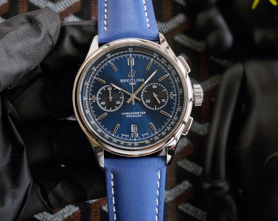 黑?百年灵 Breitling 复仇者系列 日本多功能石英 43*13mm  拱桥强化玻璃 意大利牛皮表带 原装扣 复仇者黑鸟侦察机 承载着改变历史的使命