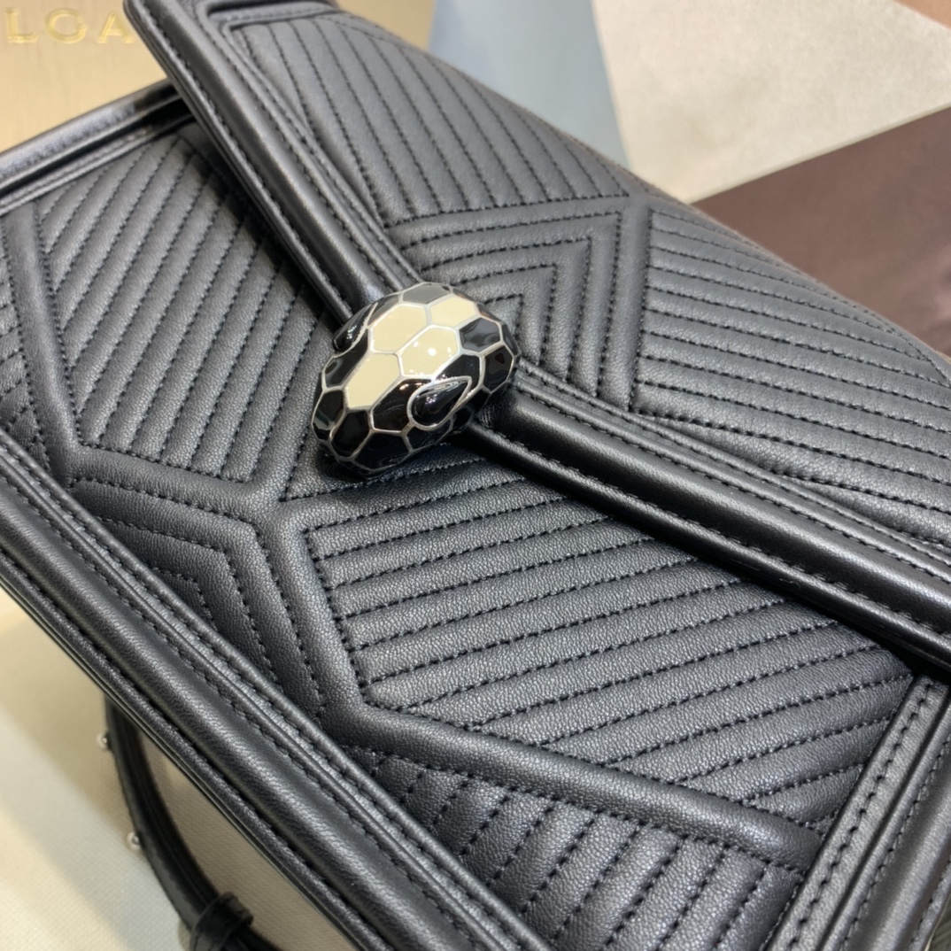 018专柜新型蛇头包"