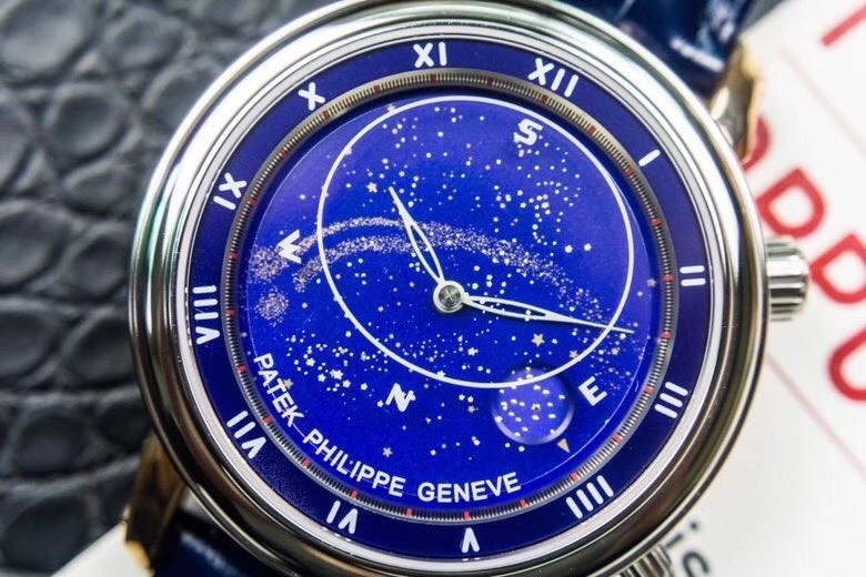 百达翡丽星空 5102天月款日内瓦苍穹系列你可想象把星空佩戴在腕上吗？这款星空腕表