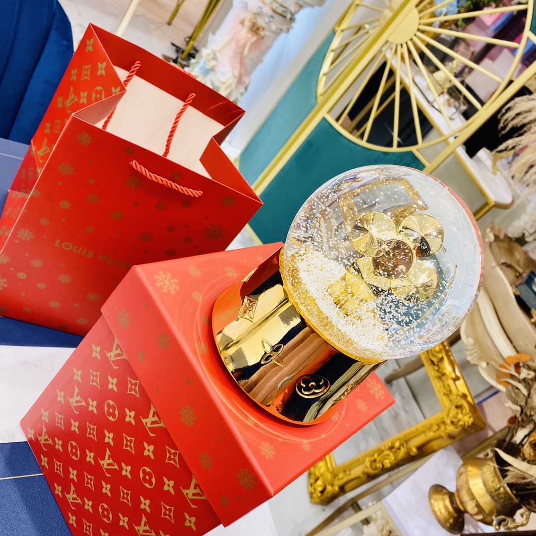 Louis Vuitton 限定 圣诞节礼品?    许你一颗水晶球让它为你们的爱见证和记录#薇薇安水晶音乐球#
