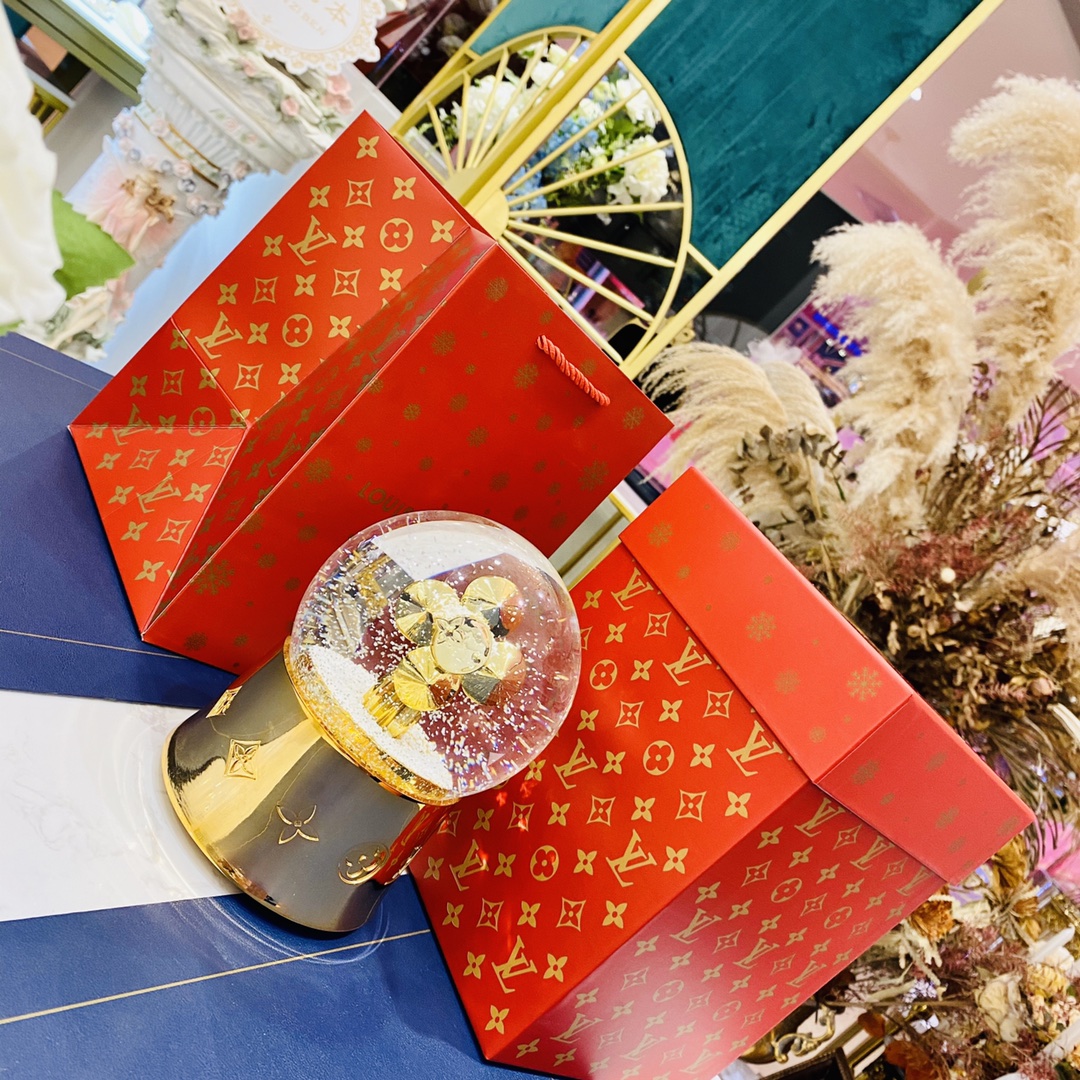 Louis Vuitton 限定 圣诞节礼品?    许你一颗水晶球让它为你们的爱见证和记录#薇薇安水晶音乐球#