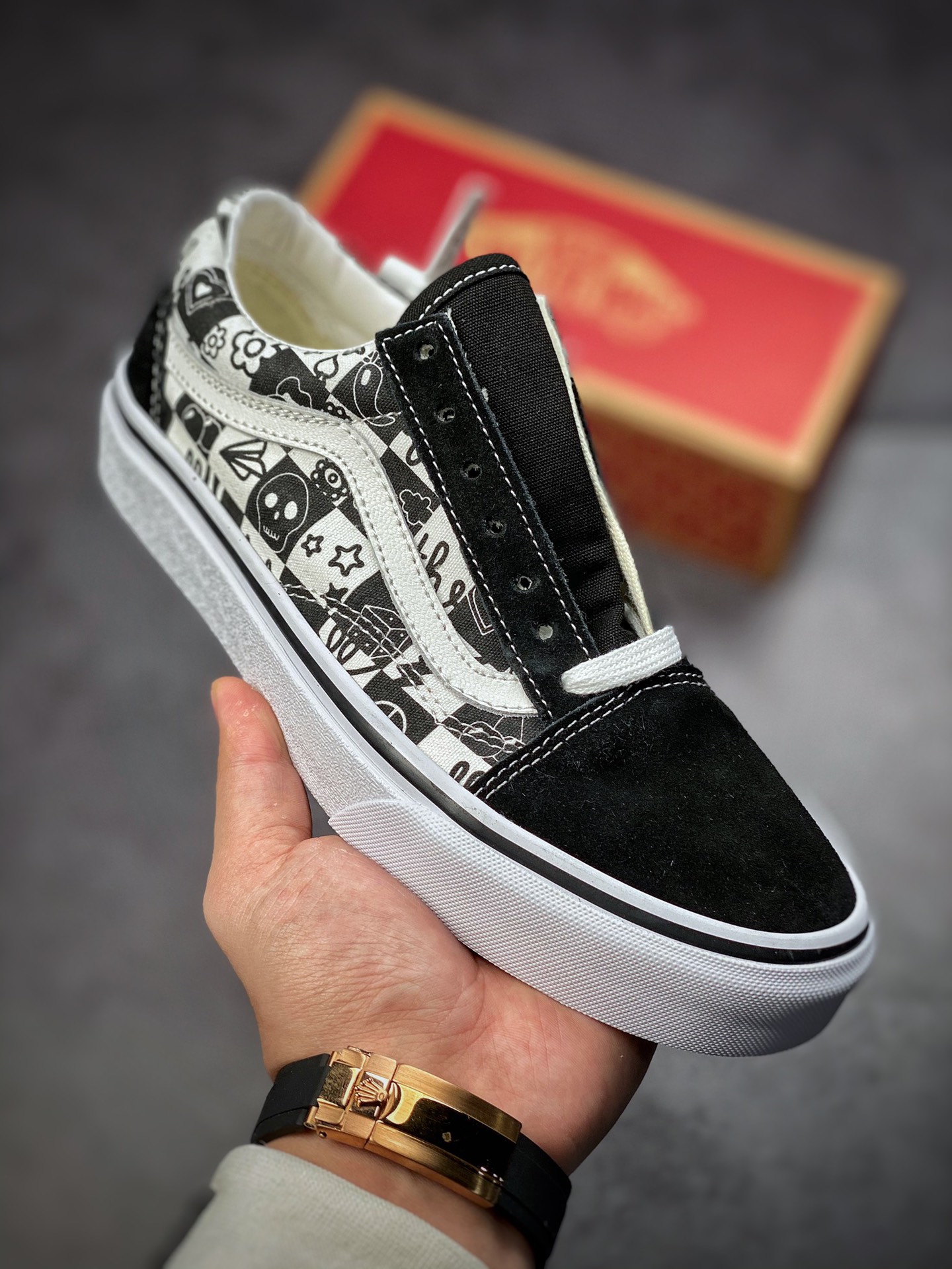 Vans Old Skool timeless classic plaid black and white graffiti print makes the whole pair of shoes look amazing VN0A7Q2J6U6