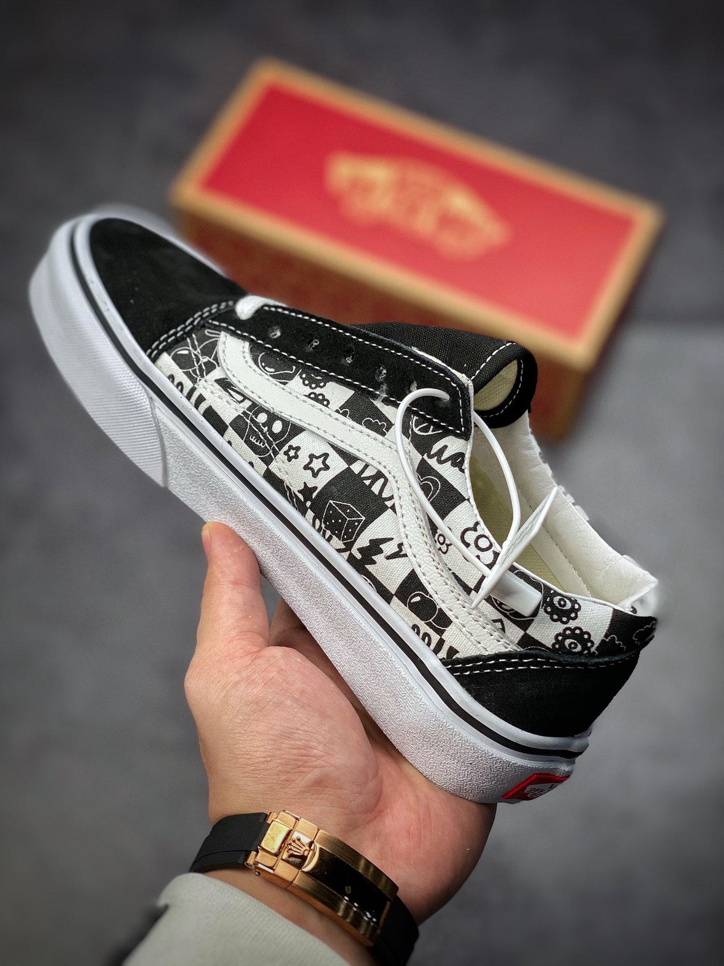 Vans Old Skool timeless classic plaid black and white graffiti print makes the whole pair of shoes look amazing VN0A7Q2J6U6