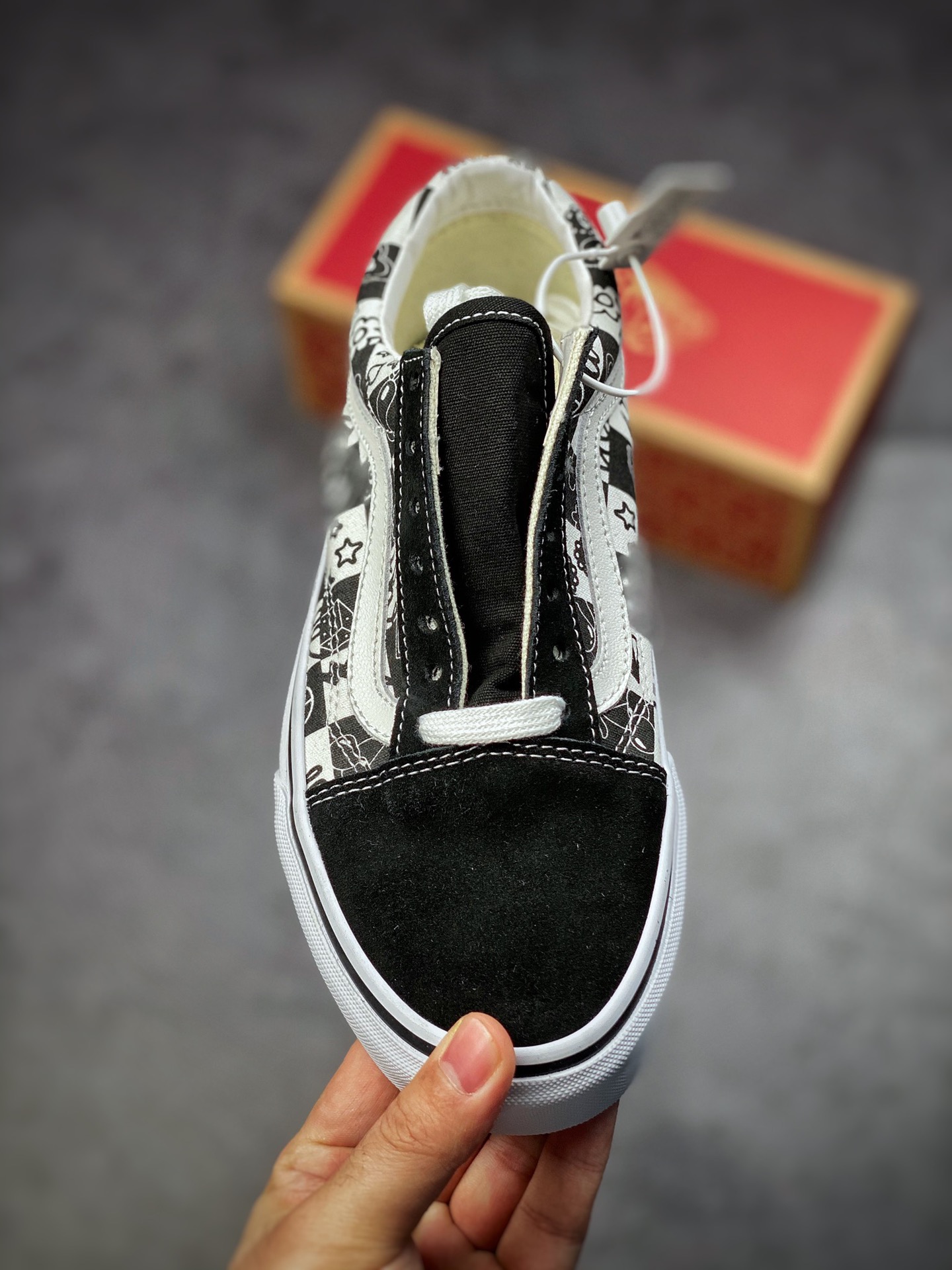 Vans Old Skool timeless classic plaid black and white graffiti print makes the whole pair of shoes look amazing VN0A7Q2J6U6