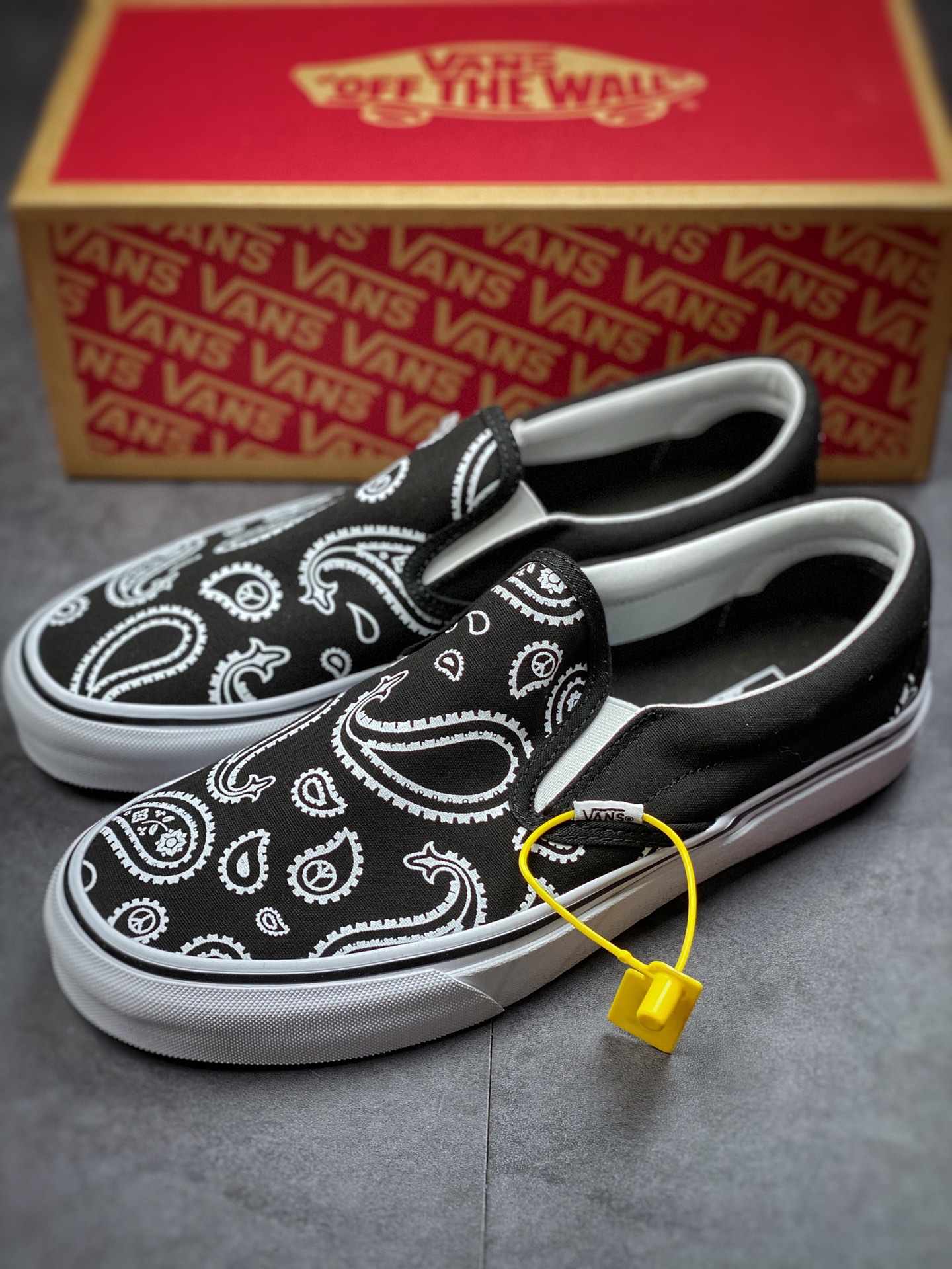 Vans Slip-On 50th Anniversary Cashew Flower Graffiti Slip-on Slip-on Shoes Korean Canvas Breathable Shoes VN0A5JMAB0E