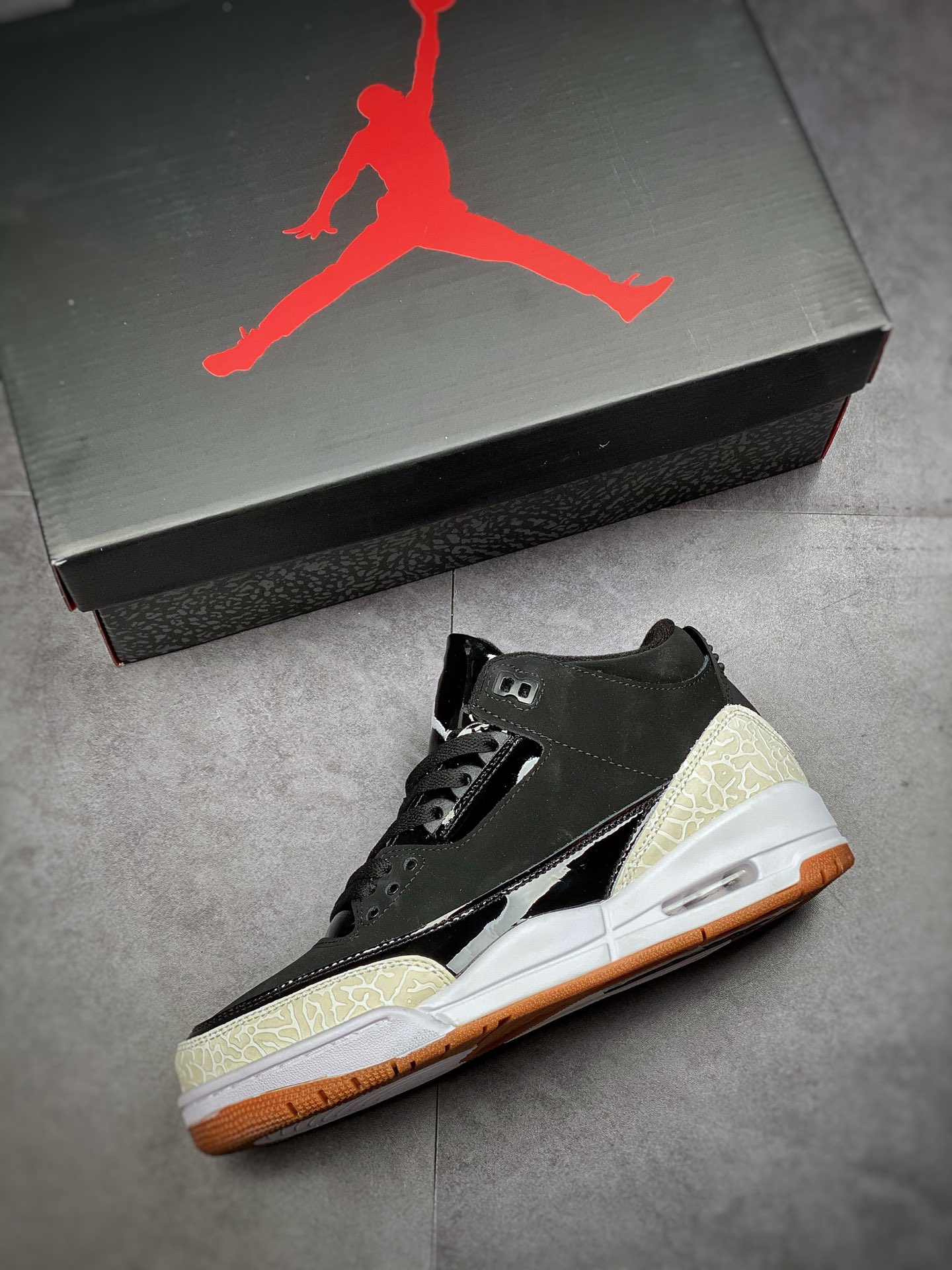 240  Air Jordan 3 Retro “Black White Gum” 乔3熊猫爆裂纹 441140-002