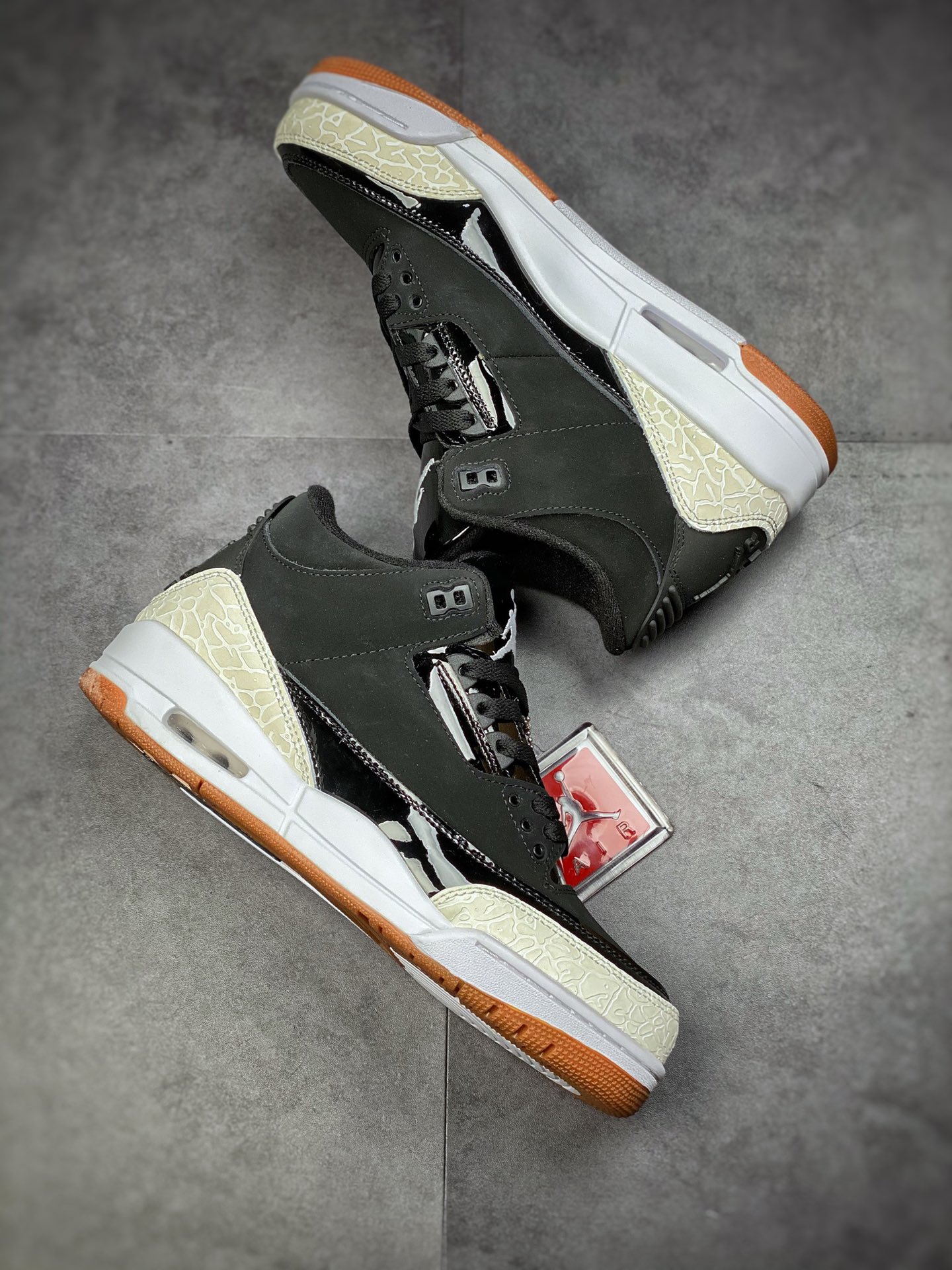 240  Air Jordan 3 Retro “Black White Gum” 乔3熊猫爆裂纹 441140-002