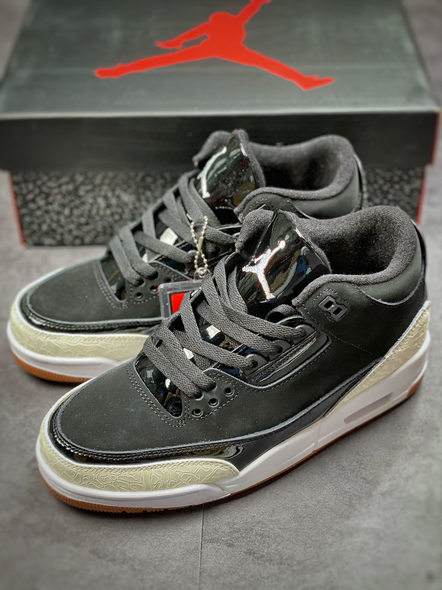 240  Air Jordan 3 Retro “Black White Gum” 乔3熊猫爆裂纹 441140-002