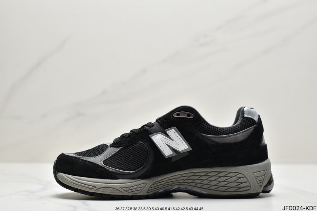 170 New Balance 复古休闲跑步鞋 ML2002RQ 该鞋款延续了经典科技