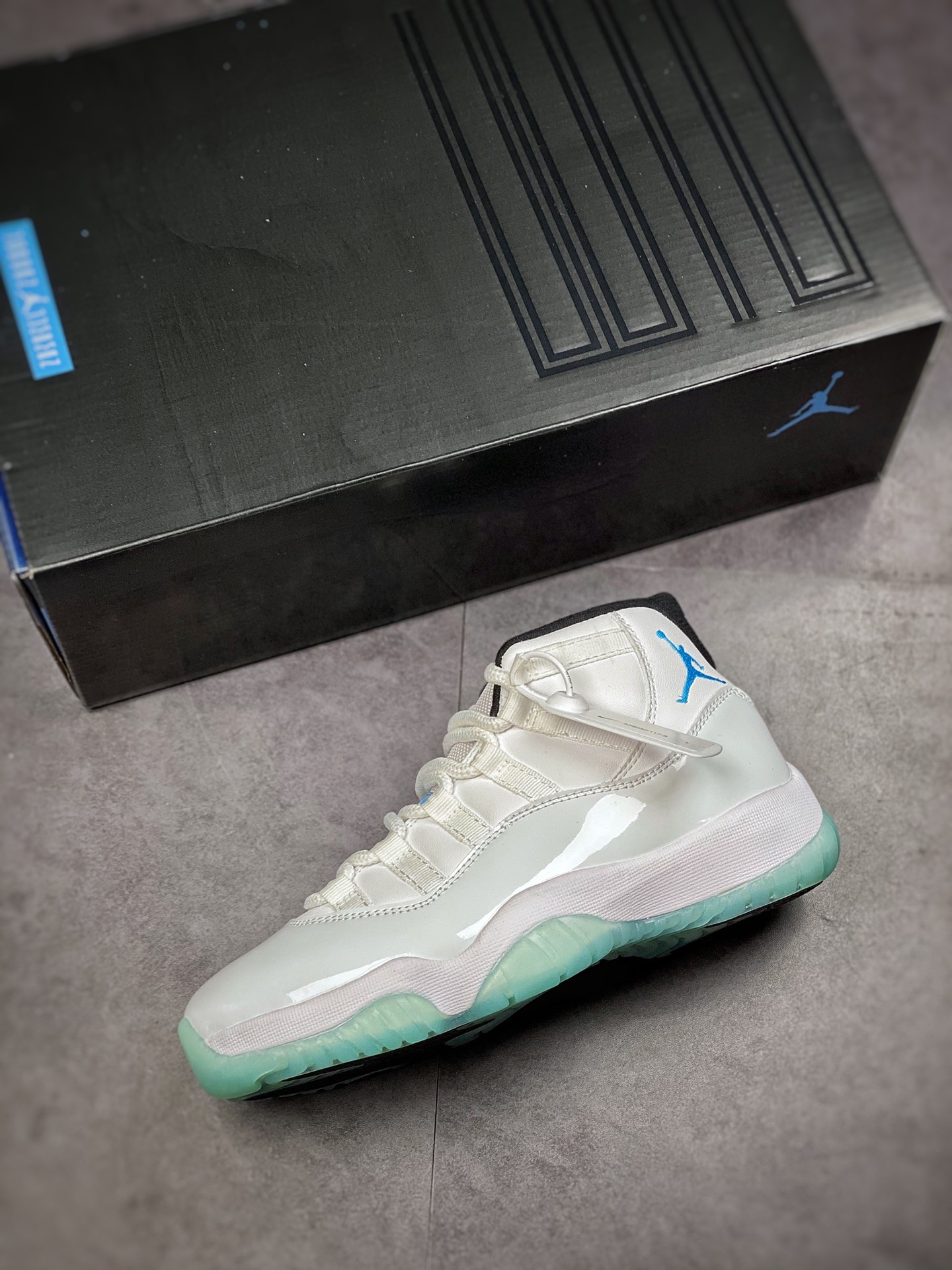 300  Air Jordan 11 Retro ”Legend Blue” 高帮 传奇蓝 378037-117