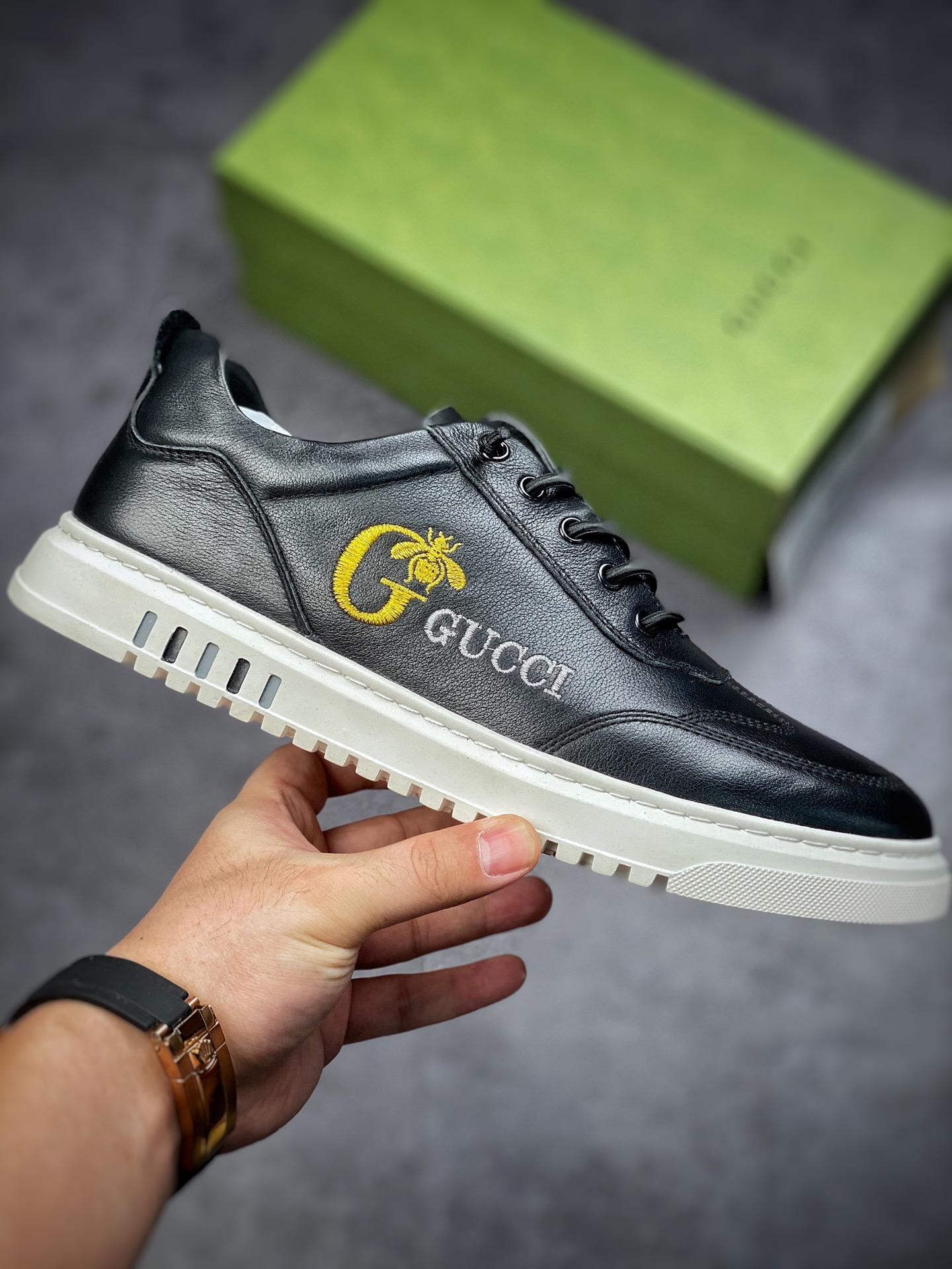 Gucci small white shoes series embroidered bee