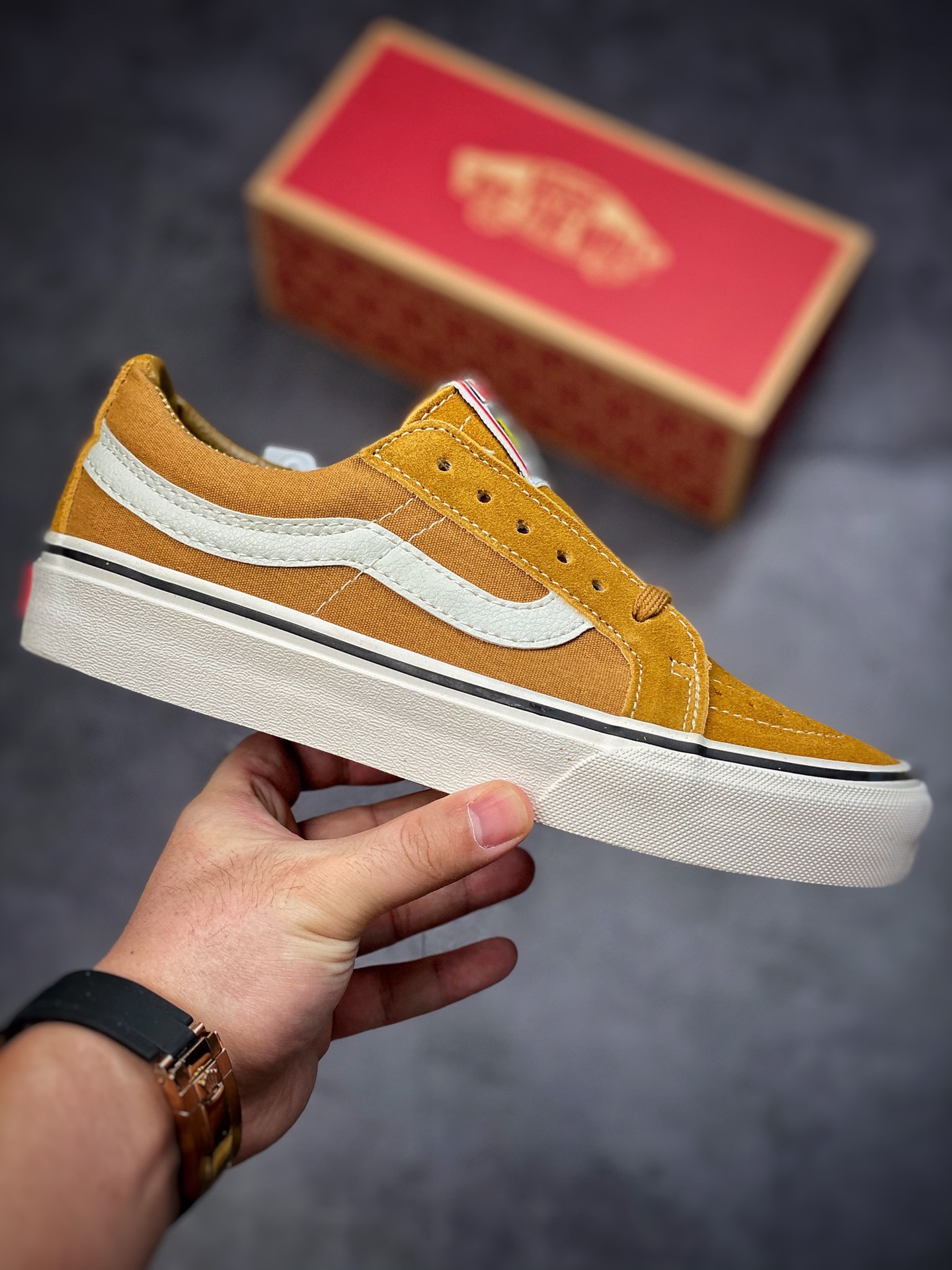 Shawn Yue with the same Vans Sk8-Low natural yellow/brown VANS Vans Sk8-Low 2022 spring and summer new VN0A4UWIA0T