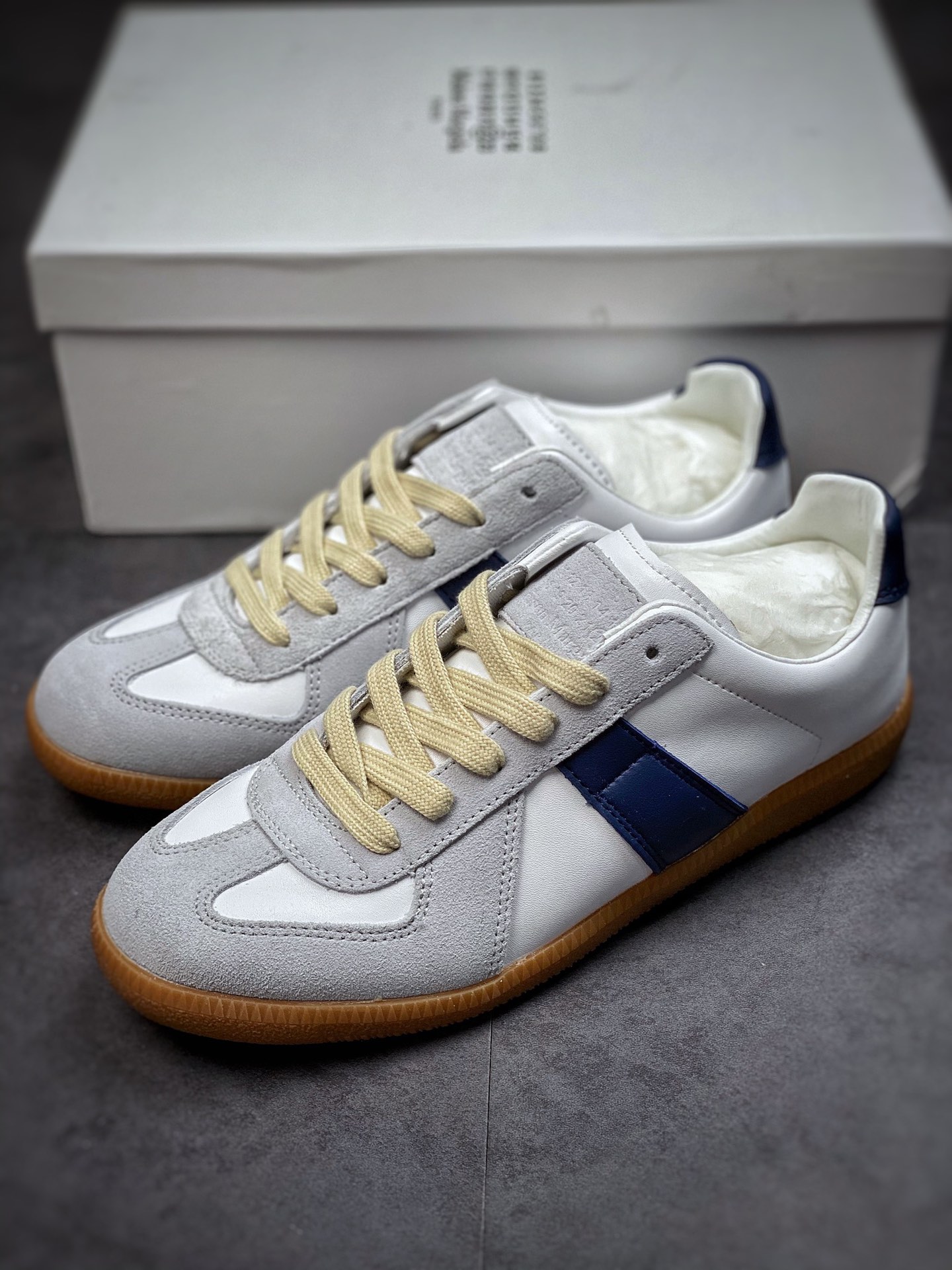 22 Classic Replica Leather Low sneaker S570236