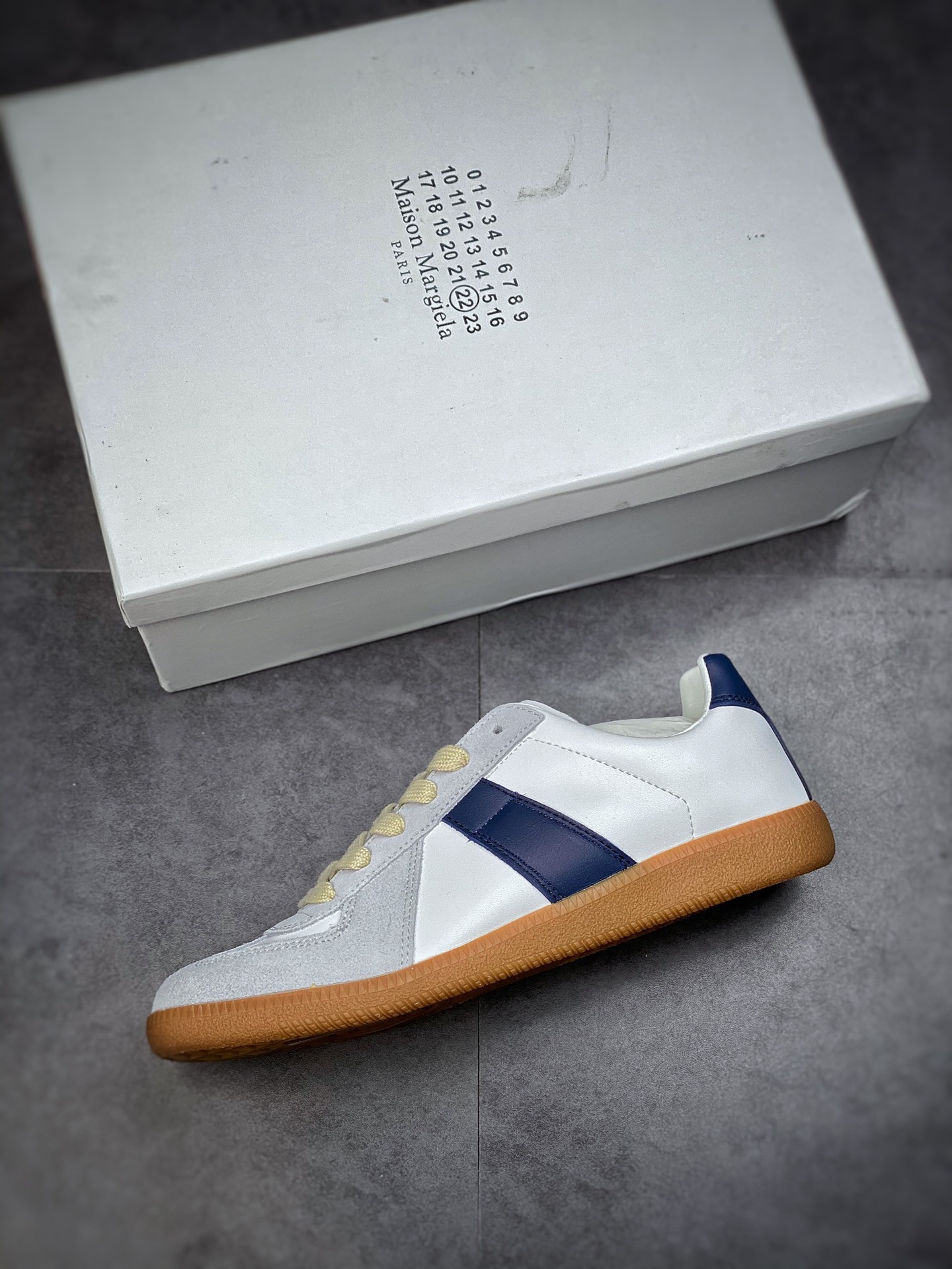 22 Classic Replica Leather Low sneaker S570236