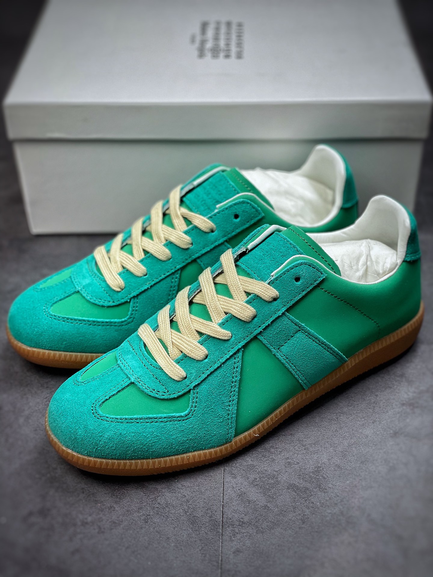 22 Classic Replica Leather Low sneaker