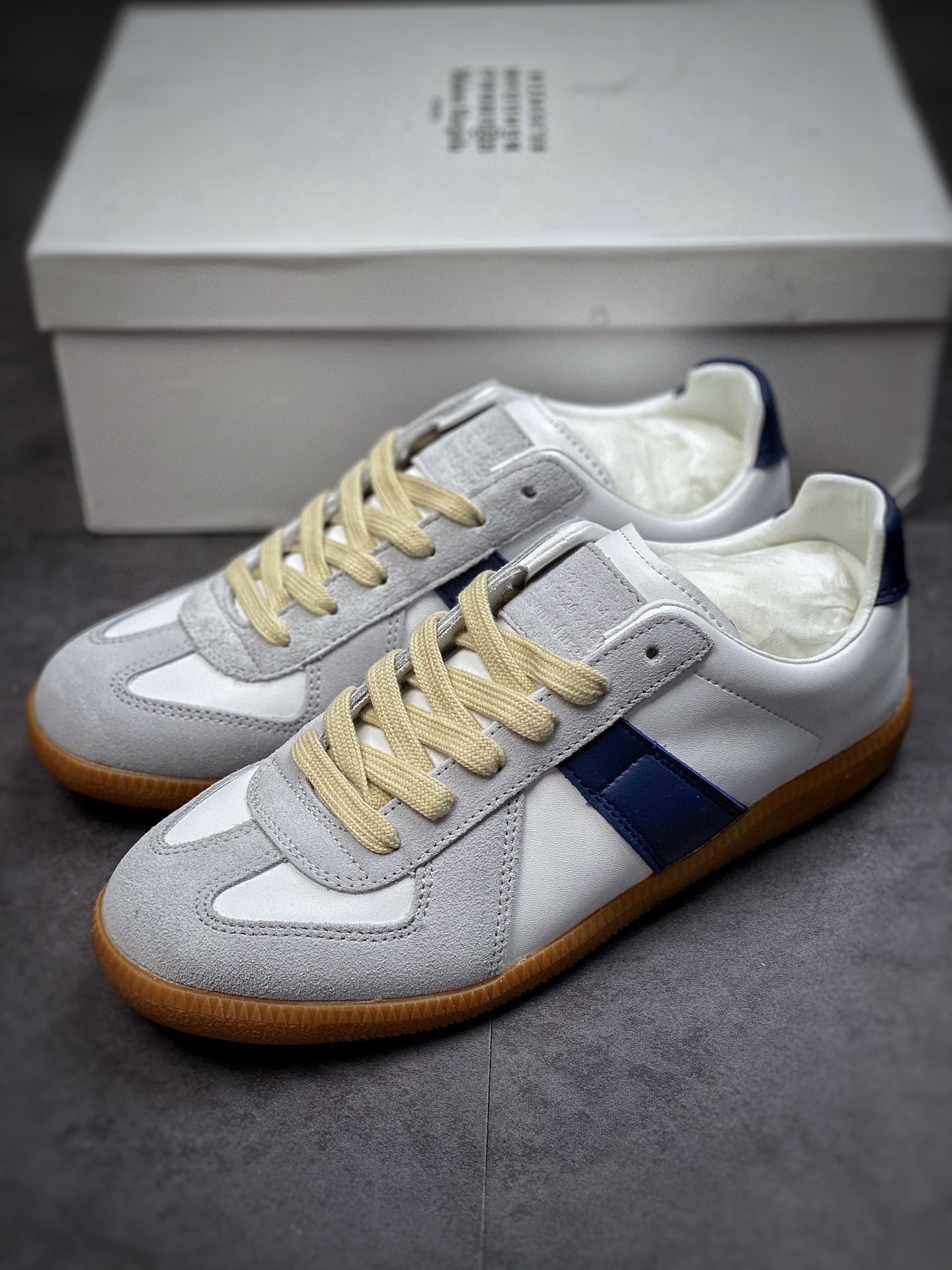 22 Classic Replica Leather Low sneaker