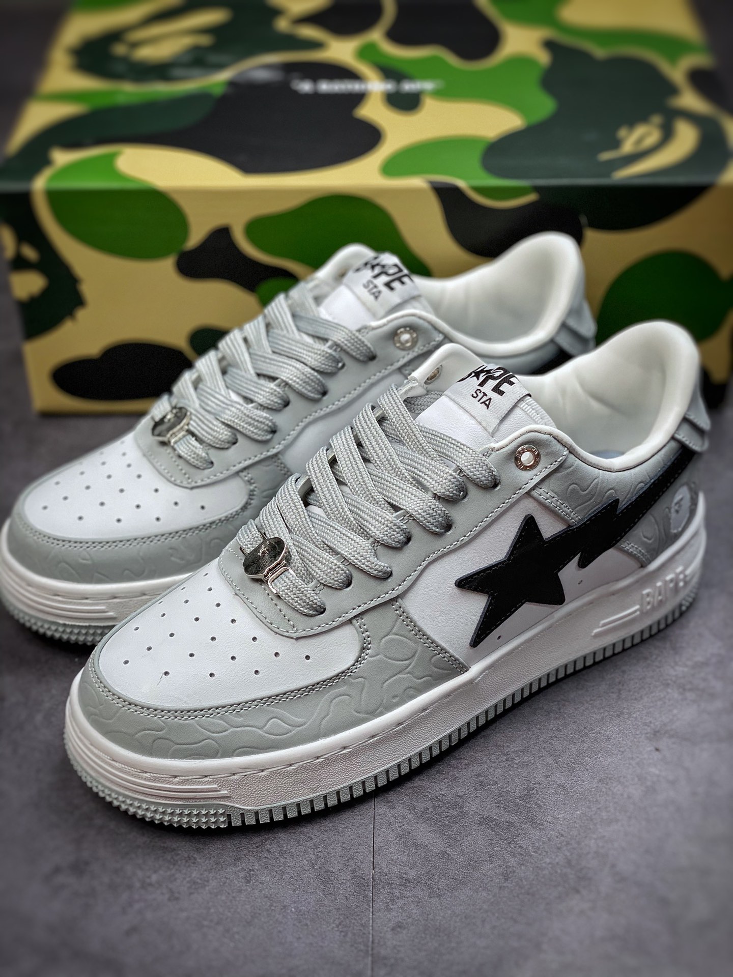 Bape Sta To Low star with the same ape head classic patent leather low-top sports casual sneakers