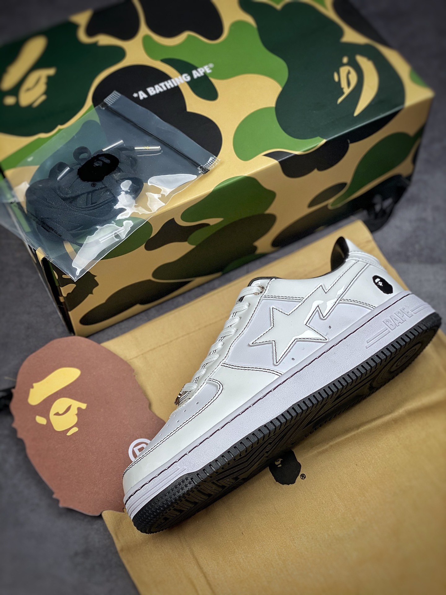 Bape Sta To Low star with the same ape head classic patent leather low-top sports casual sneakers