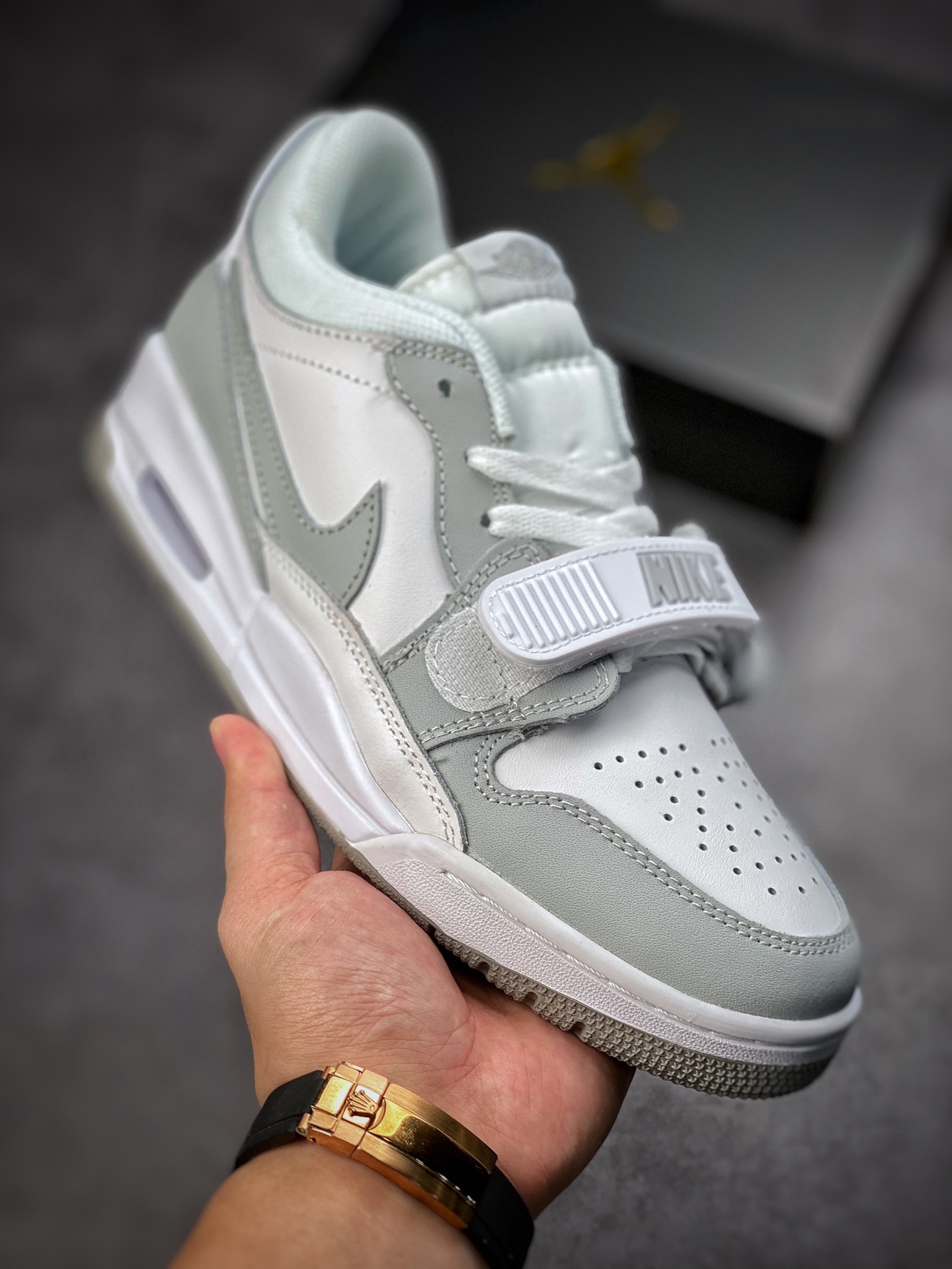 Air Jordan Legacy 312 White Grey has a staggered design DH7004-100