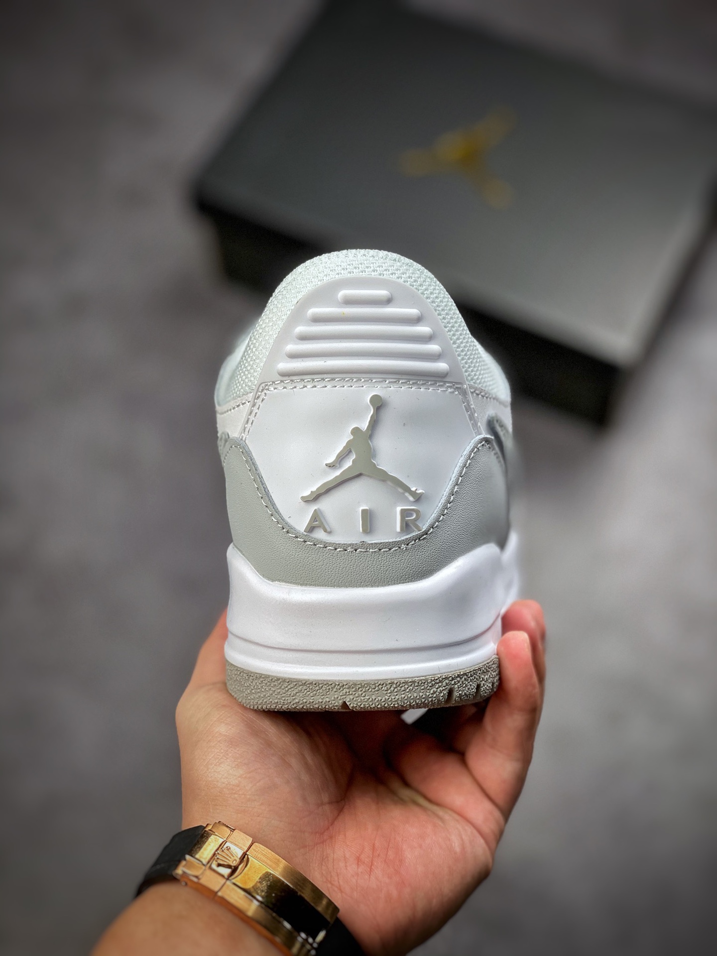 Air Jordan Legacy 312 White Grey has a staggered design DH7004-100