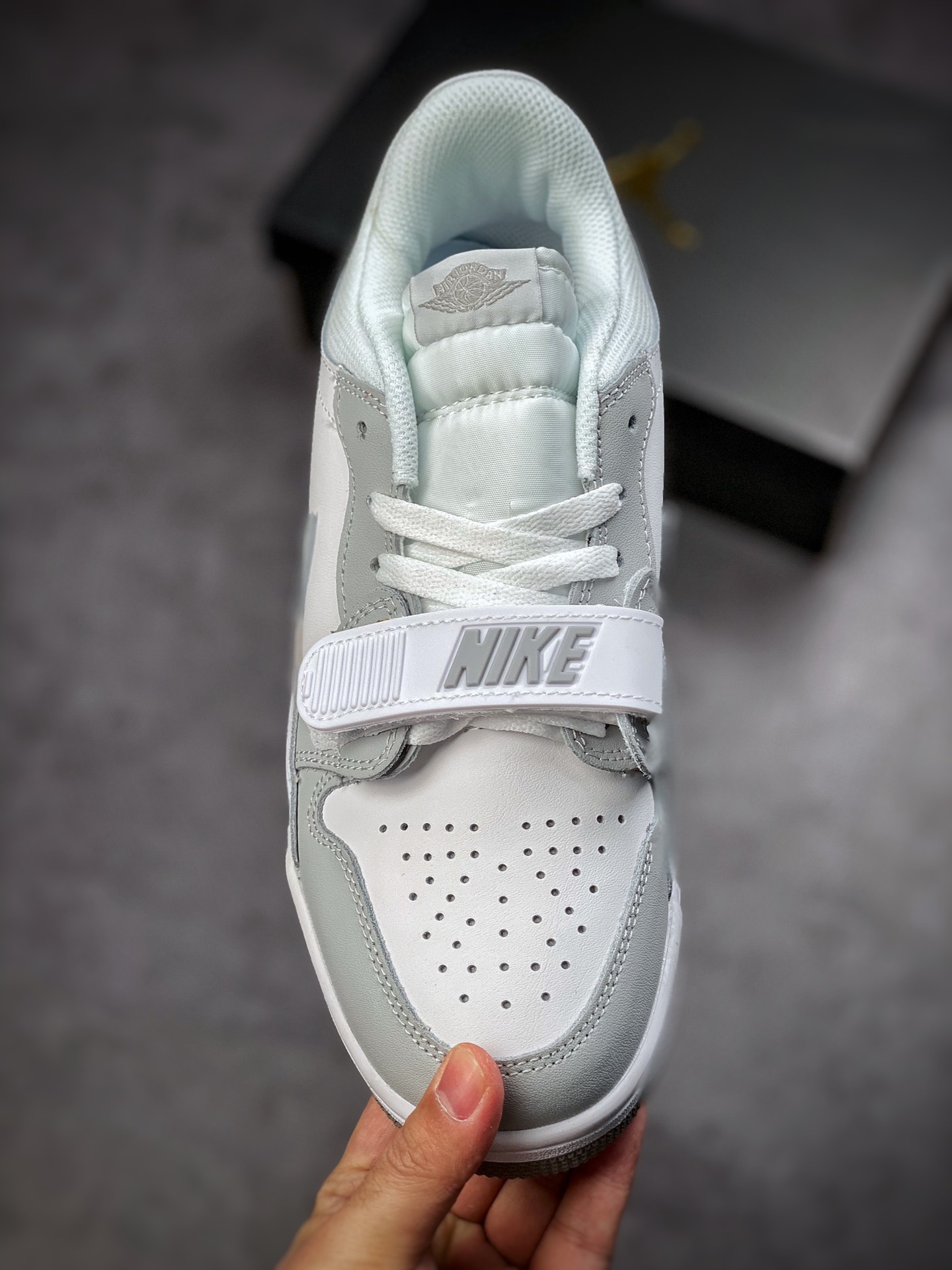 Air Jordan Legacy 312 White Grey has a staggered design DH7004-100