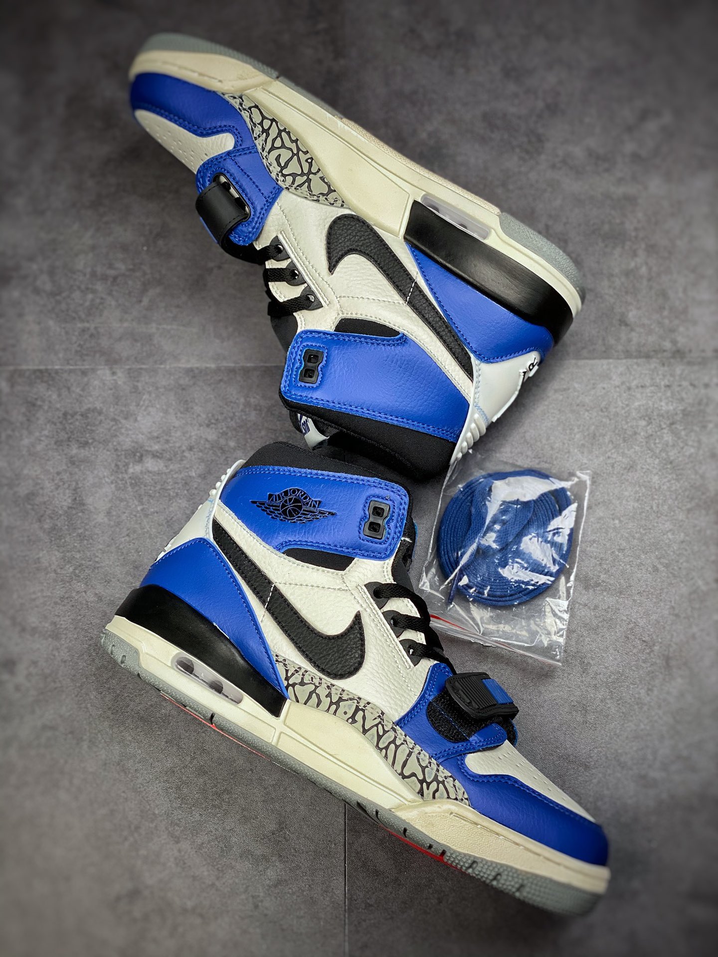 The first layer of leather to create the market's strongest craftsmanship Air Jordan Legacy 312 high-top basketball shoes black and blue AQ4160-104