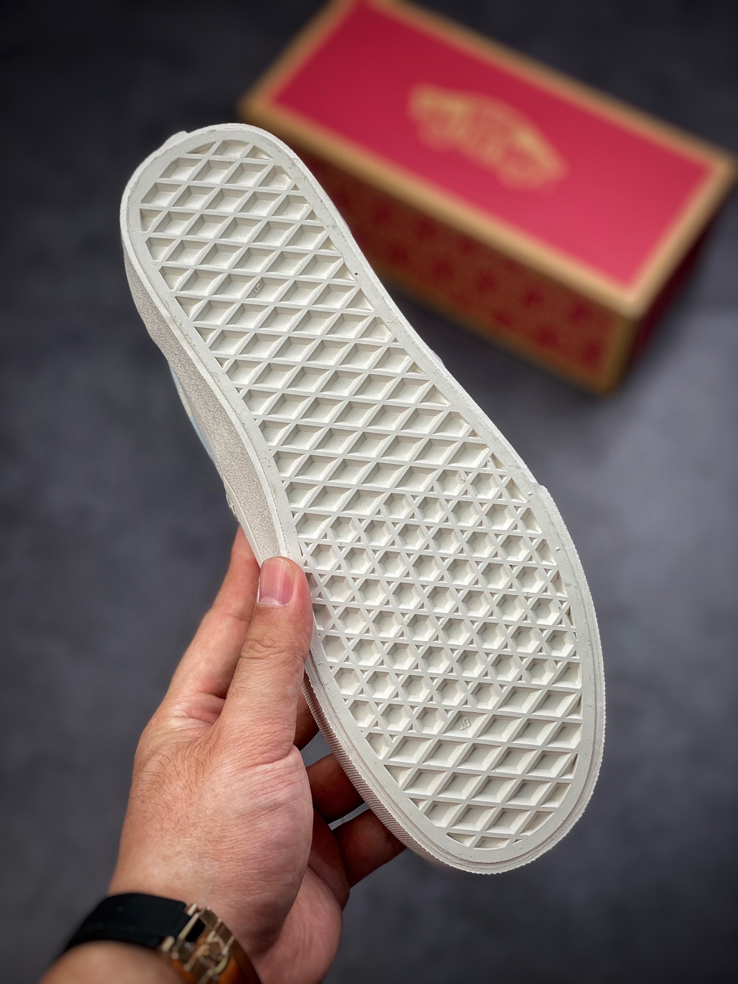 Vulcanization process/Vans era mandarin ducks, white and blue checkerboards are coming