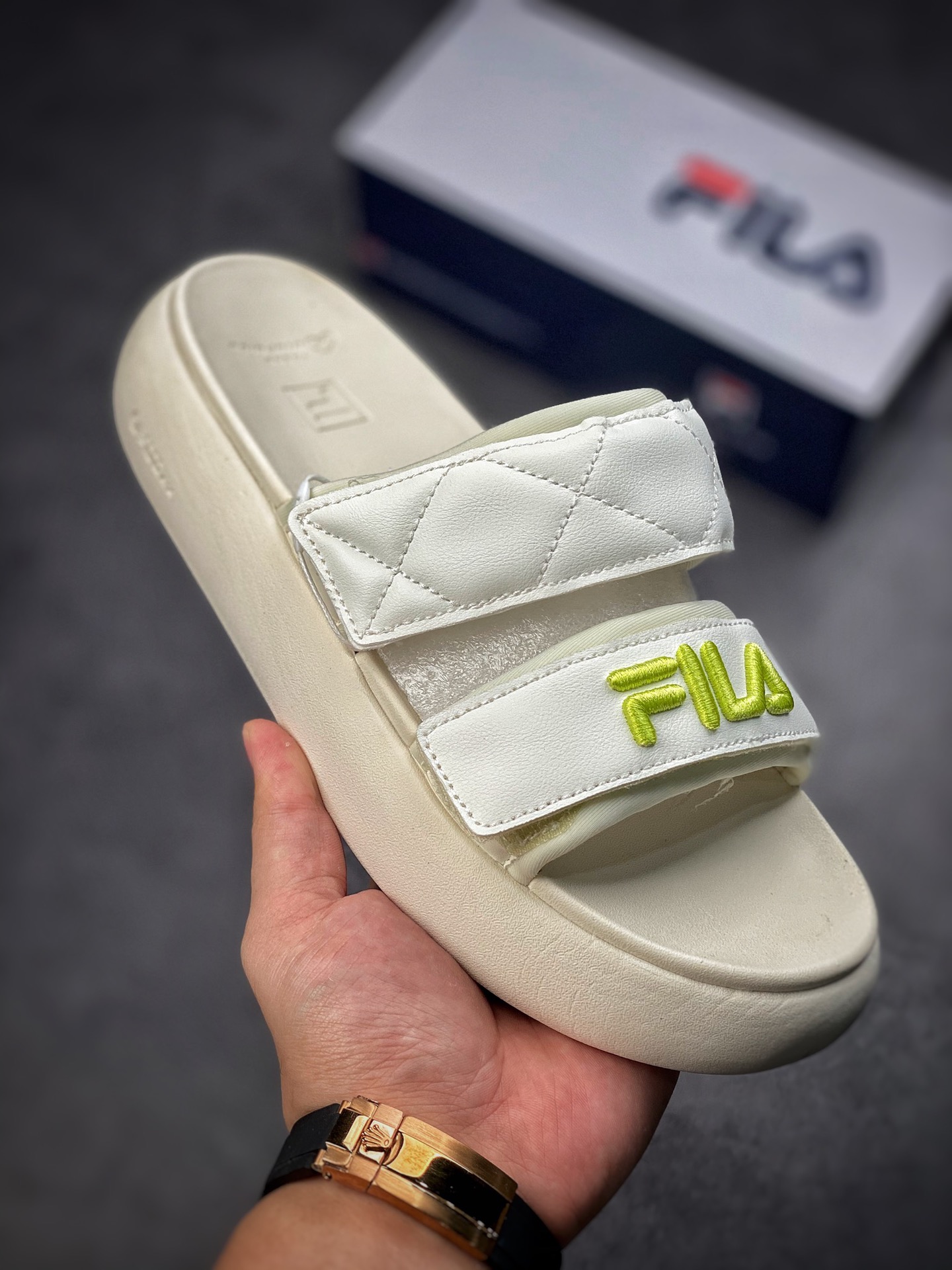 130 FILA 斐乐摩登系列女拖鞋 甜甜圈2022夏季新款厚底沙滩鞋F12W221503FGB