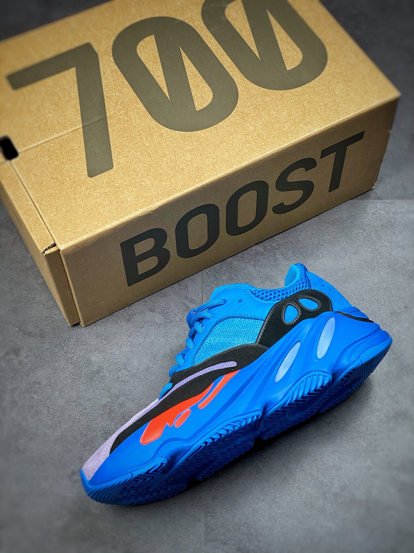 350 Adidas Yeezy 700 V2 ”Hi-Res Blue”蓝黑红 HP6674