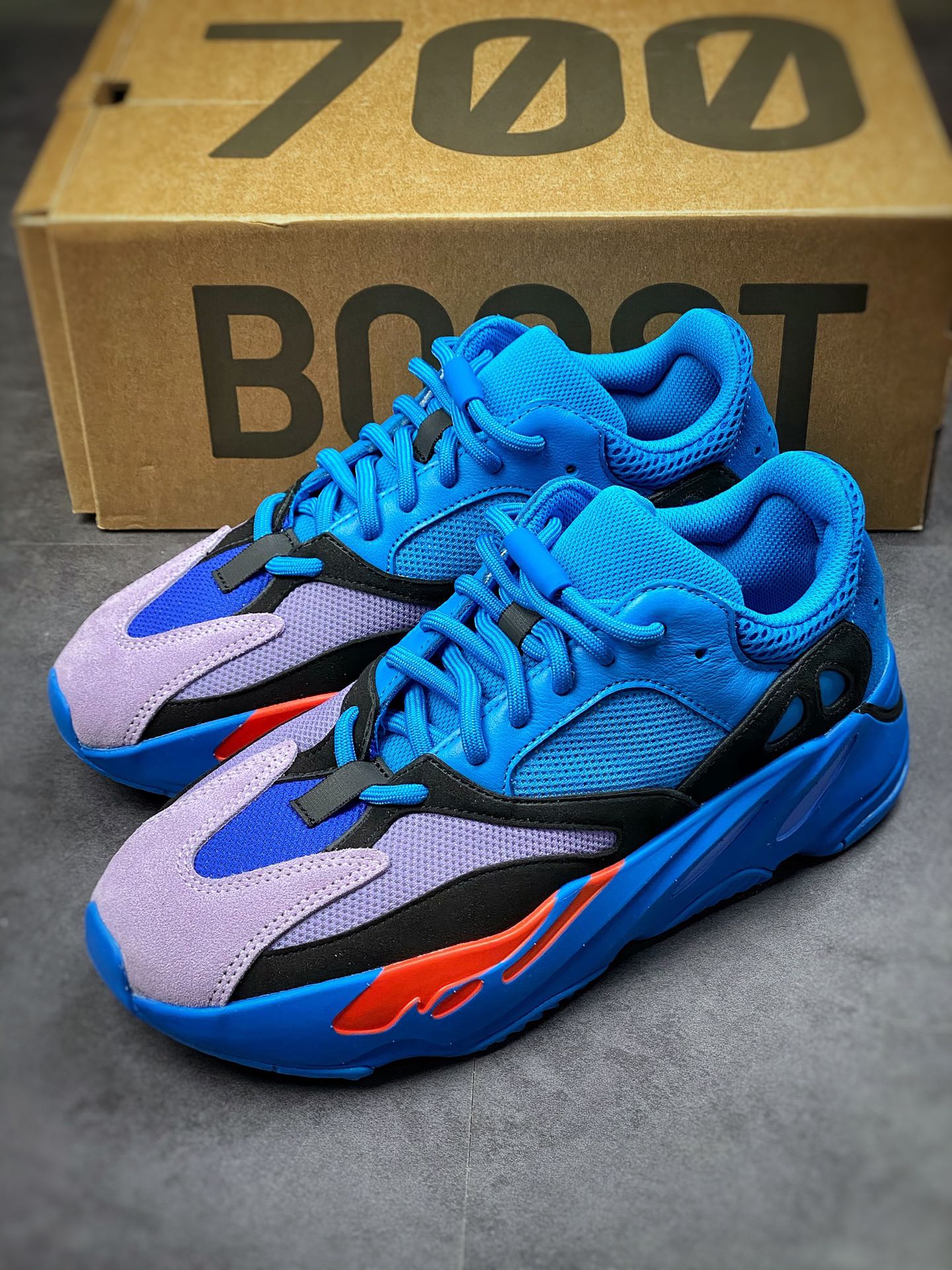 350 Adidas Yeezy 700 V2 ”Hi-Res Blue”蓝黑红 HP6674