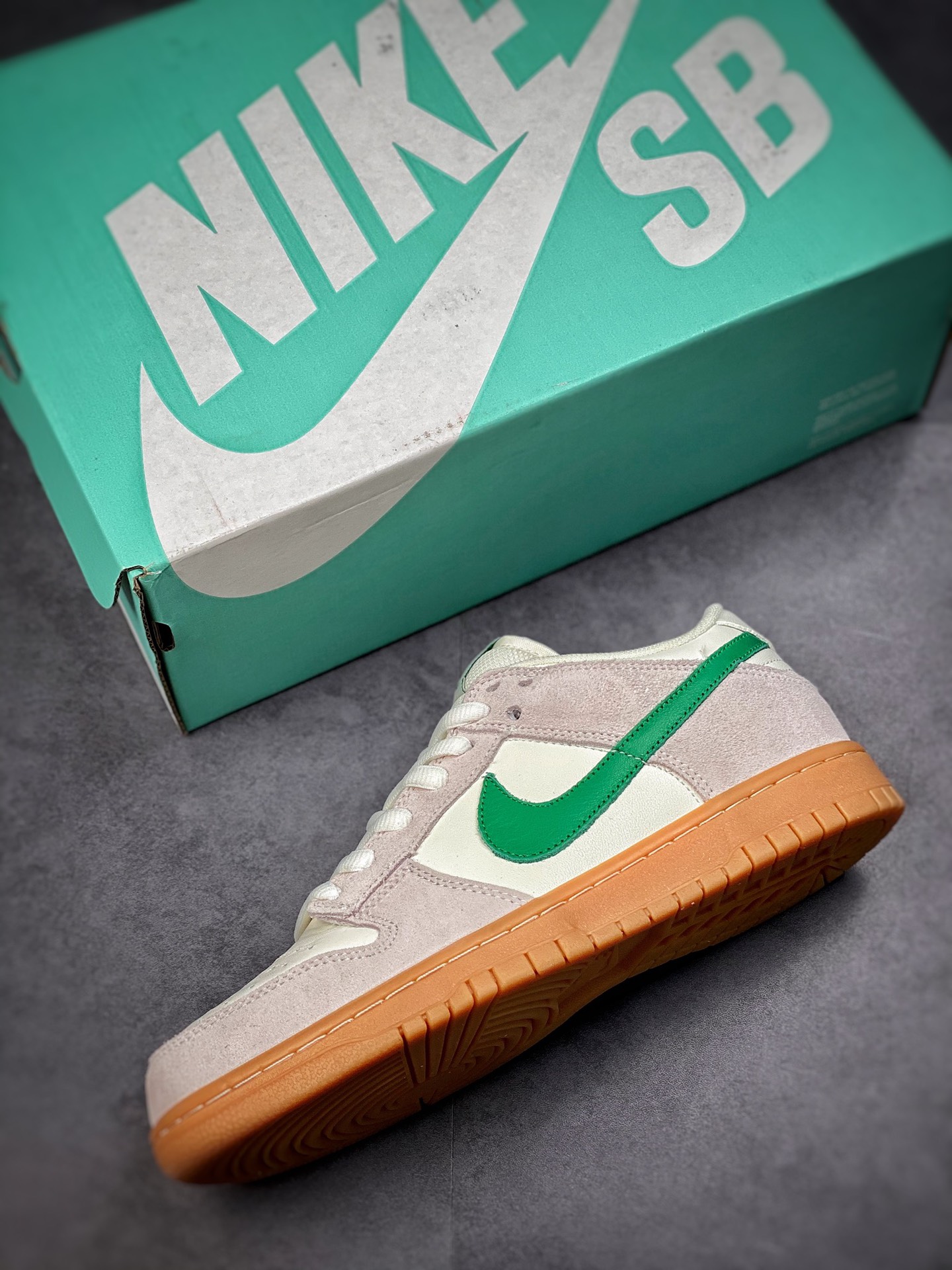 Nike SB Dunk low imported head layer re-engraved classic gray green raw rubber 854866-121-Top High Quatity Cheap Sneakers Fashion Clothing Clothes Bags handbags Shoes of all Brand wholesale With The best Quality And Beautiful Price from China Factory Chinese suppliers wholesaler seller Nike SB Dunk low imported head layer re-engraved classic gray green raw rubber 854866-121
