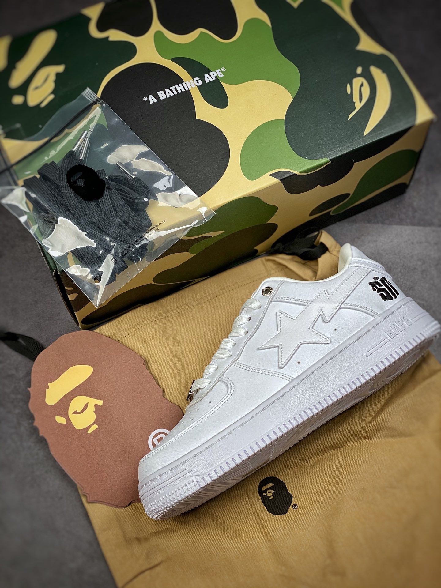 Bape Sta To Low star with the same ape head classic patent leather low-top sports casual sneakers