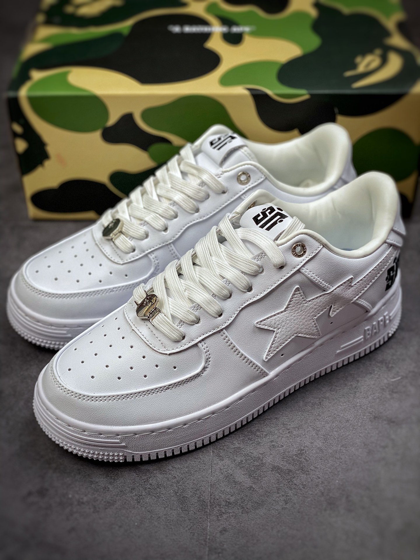 Bape Sta To Low star with the same ape head classic patent leather low-top sports casual sneakers