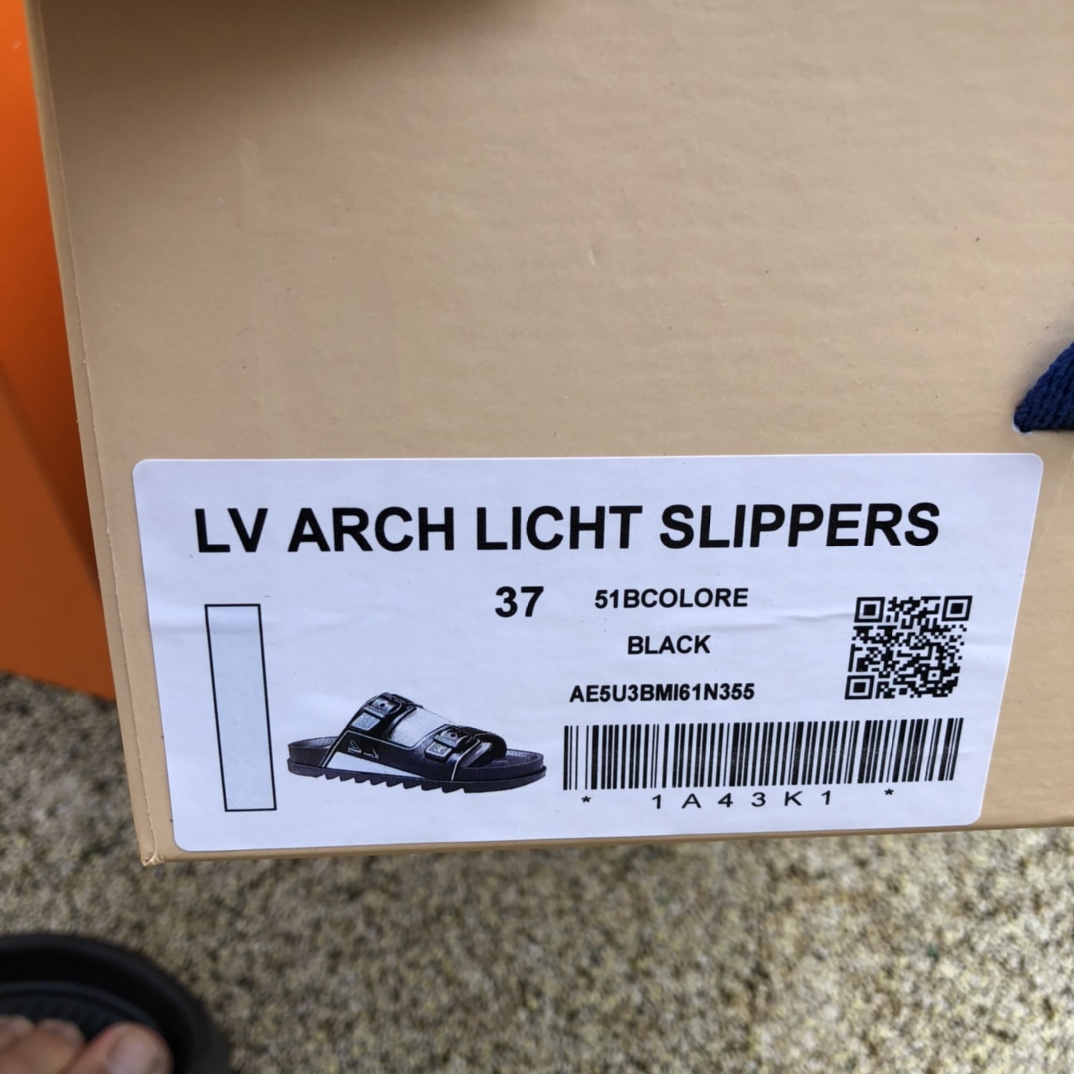 LV slippers black and white men's outdoor leisure slippers