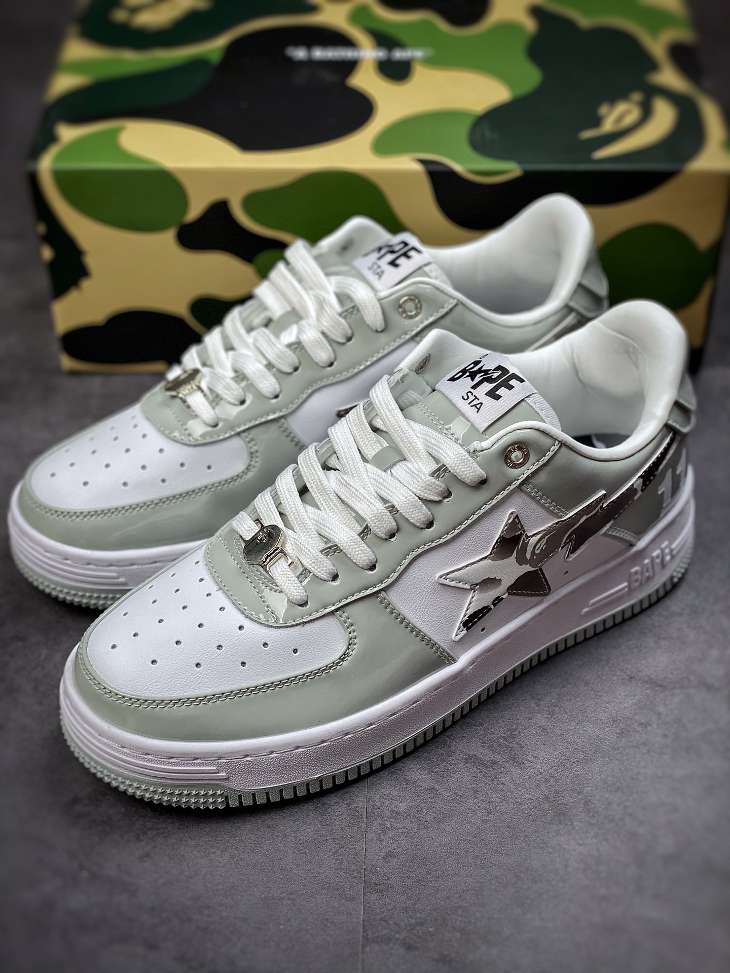 Bape Sta To Low star with the same ape head classic patent leather low-top sports casual sneakers