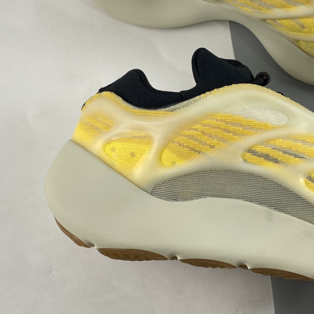 Adidas Originals Yeezy Boost yeezy 700V3 Retro Sneakers/White and Yellow Luminous Version HP5425