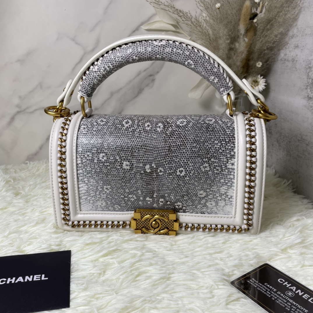 CHANEL BOY 链条口盖包配以手柄 香奈儿leboy官方价格 香奈儿19包官网价格 