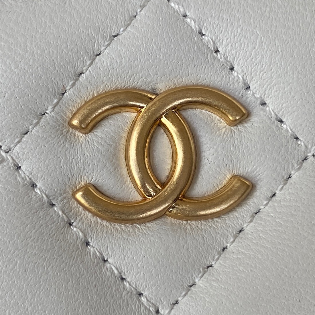 Chanel 22ss新款A羊皮法郎logo挂饰牌化妆小盒子 chanel圆饼包官网价格 chanel发箍  第3张