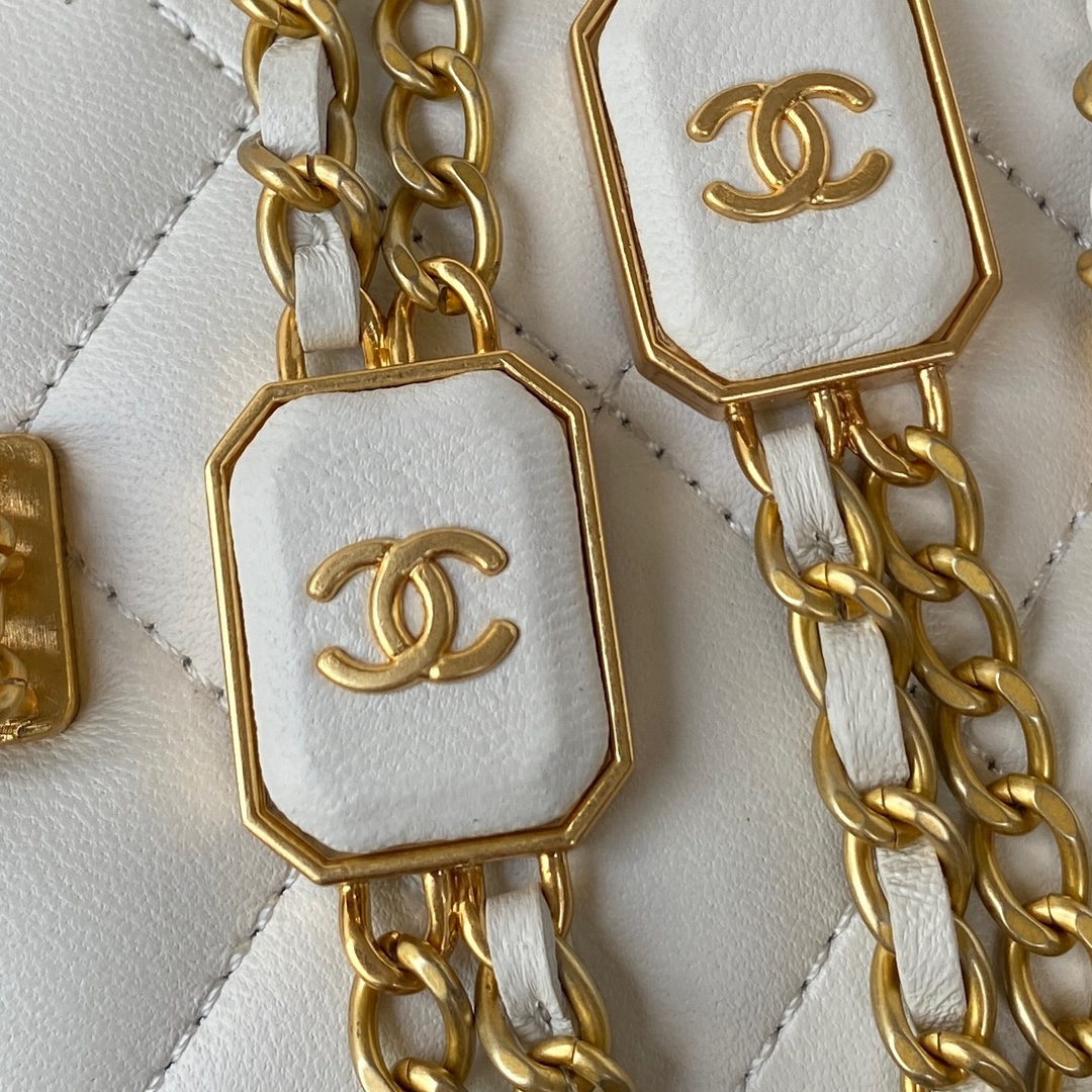 Chanel 22ss新款A羊皮法郎logo挂饰牌化妆小盒子 chanel圆饼包官网价格 chanel发箍  第4张