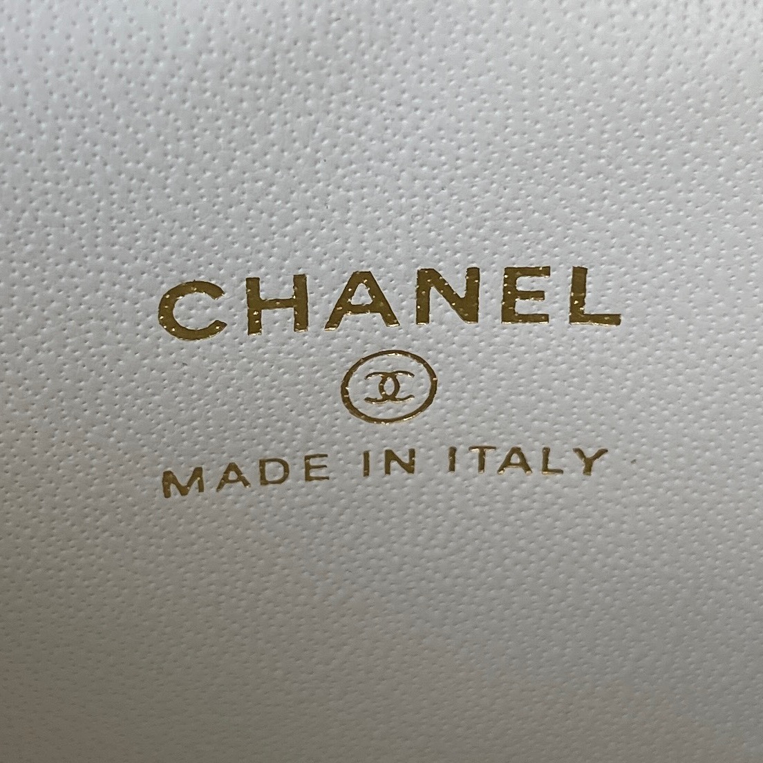 Chanel 22ss新款A羊皮法郎logo挂饰牌化妆小盒子 chanel圆饼包官网价格 chanel发箍  第9张