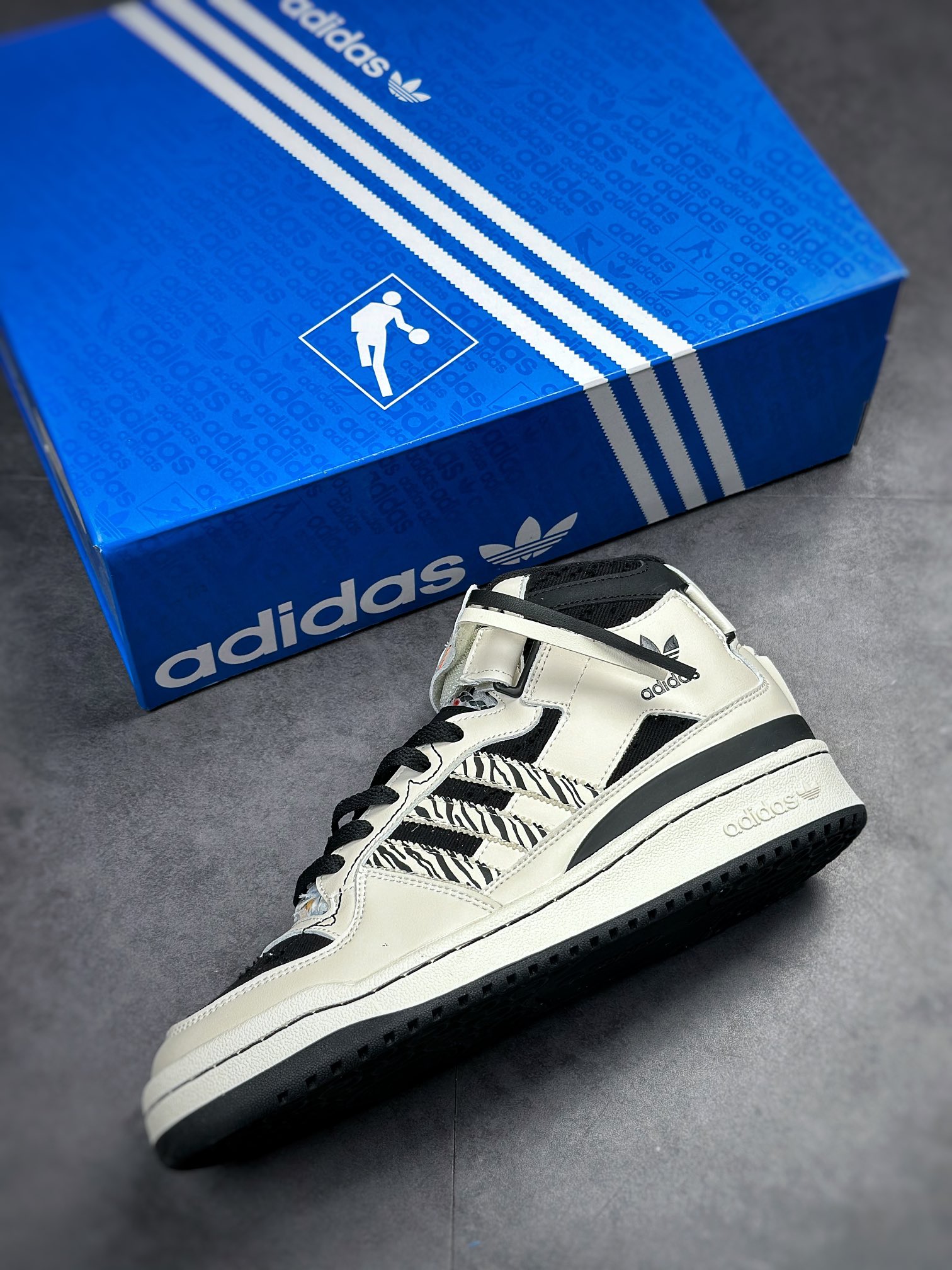 250 Adidas Originals Forum 84 Mid 罗马系列魔术贴中帮复古板鞋GX3957