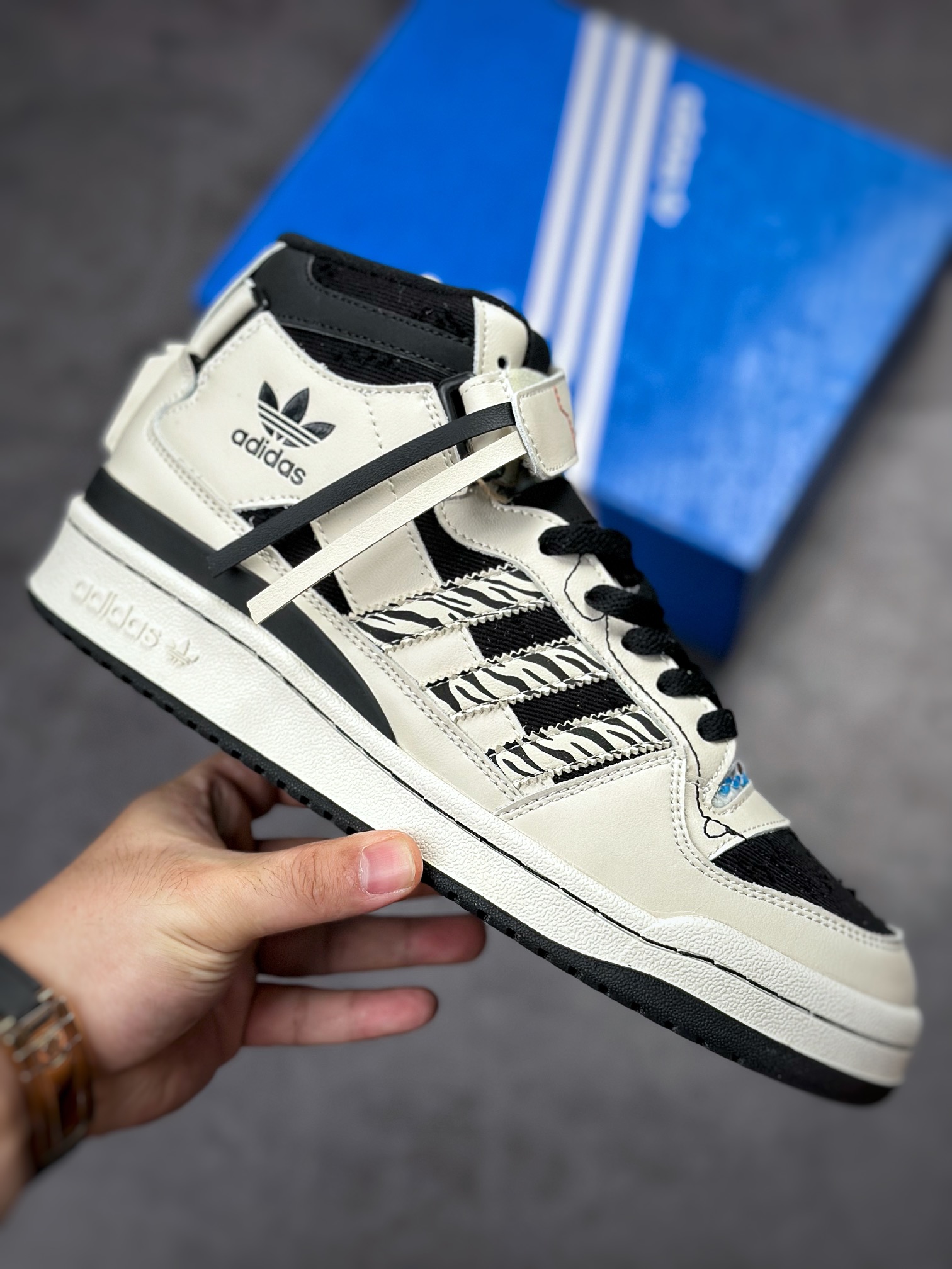 250 Adidas Originals Forum 84 Mid 罗马系列魔术贴中帮复古板鞋GX3957