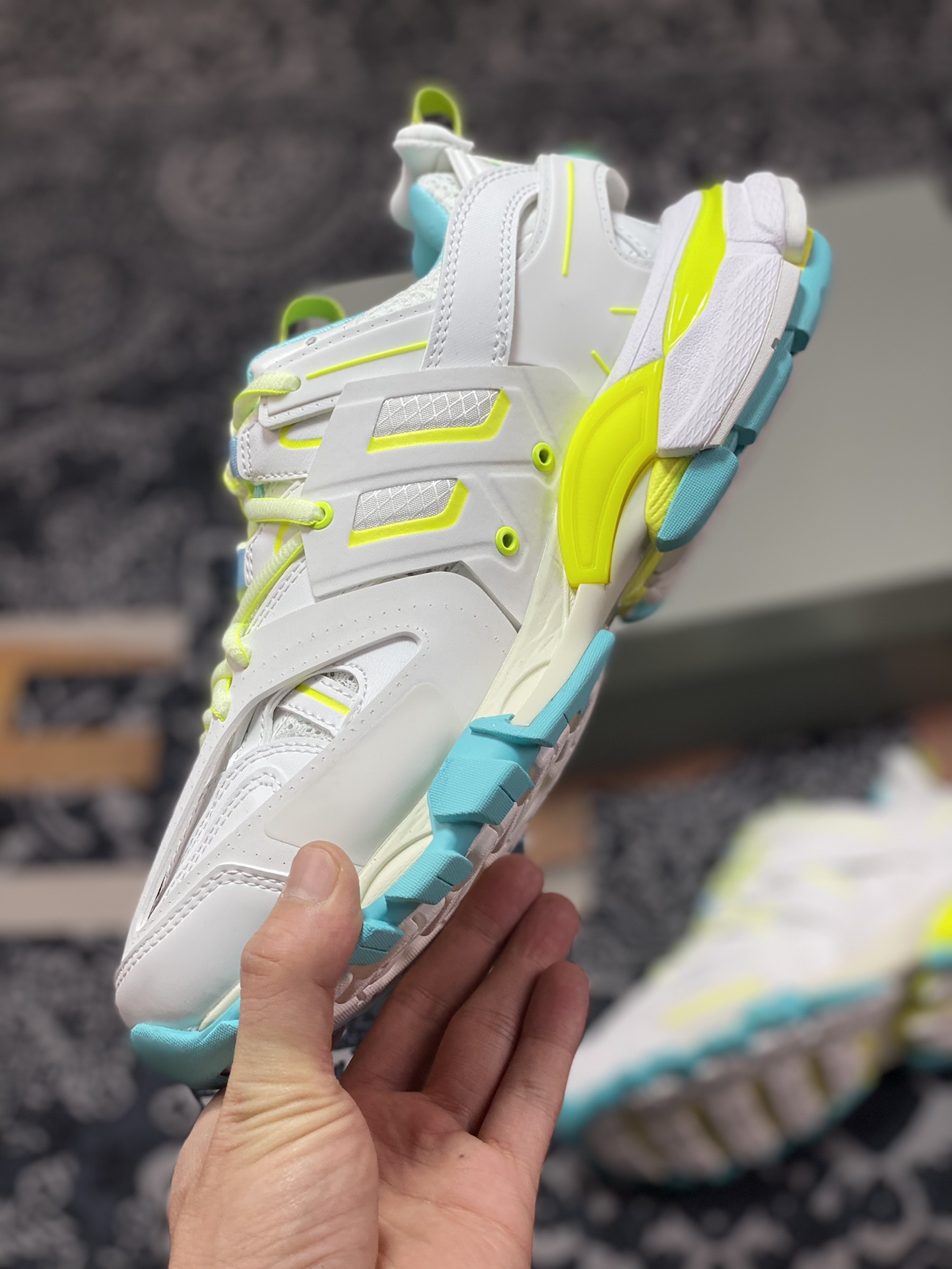 480 巴黎世家BALENCIAGA Track Trainers 3.0代复古慢跑鞋“网布白荧光绿粉蓝”542436 W3AC6 9704