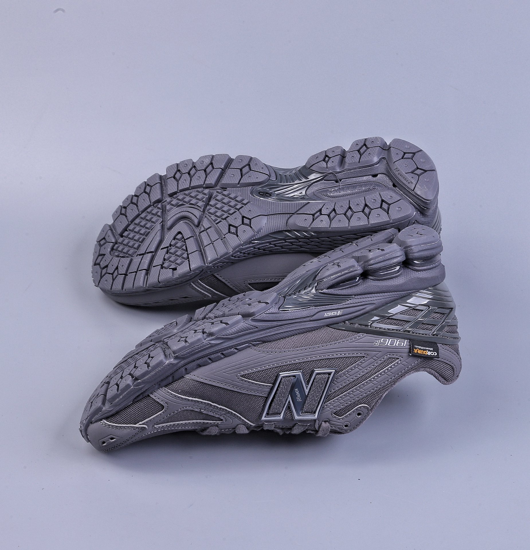 260  New Balance 1906系列复古老爹风休闲运动慢跑鞋 M1906RU