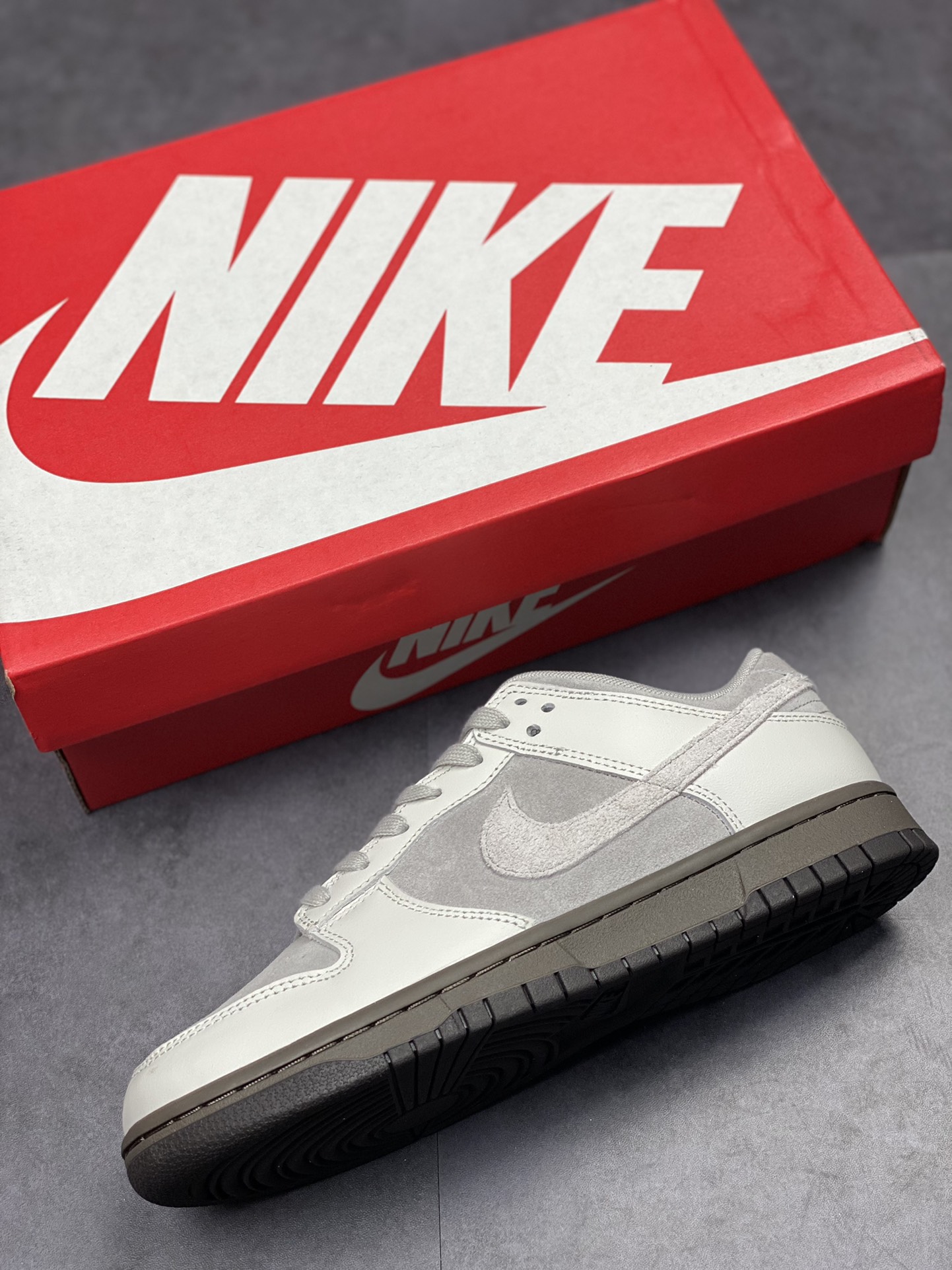 350 Nike SB Dunk Low ”Ironstone” 矿石灰 FD9746-001