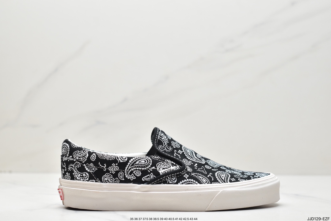 130 万斯Vans Peace Paisley Classic Slip-On 采用帆布鞋面搭配佩斯利印花