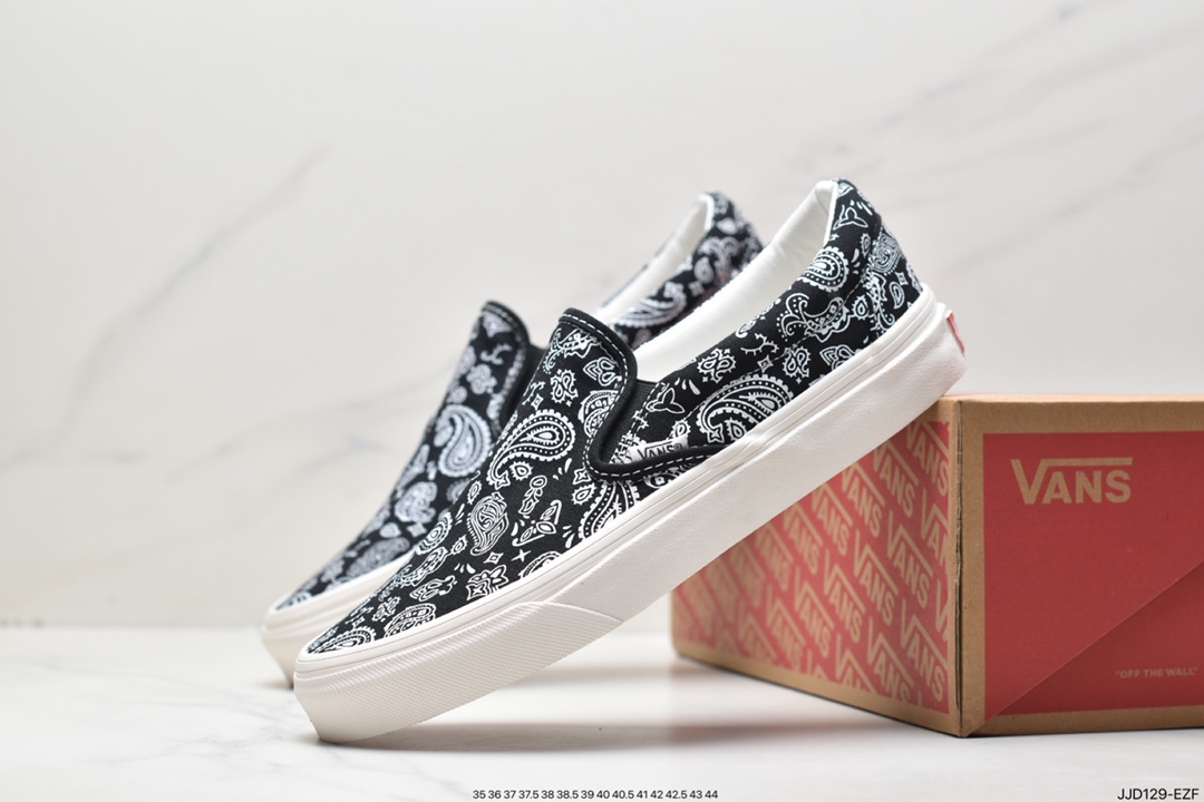 130 万斯Vans Peace Paisley Classic Slip-On 采用帆布鞋面搭配佩斯利印花