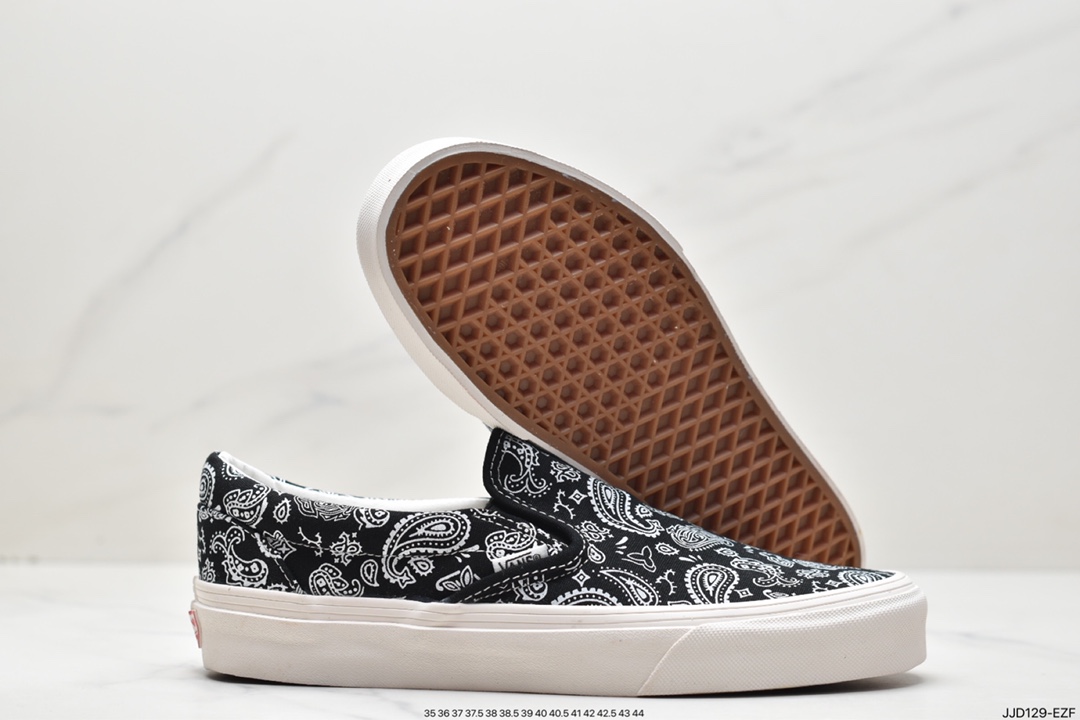 130 万斯Vans Peace Paisley Classic Slip-On 采用帆布鞋面搭配佩斯利印花