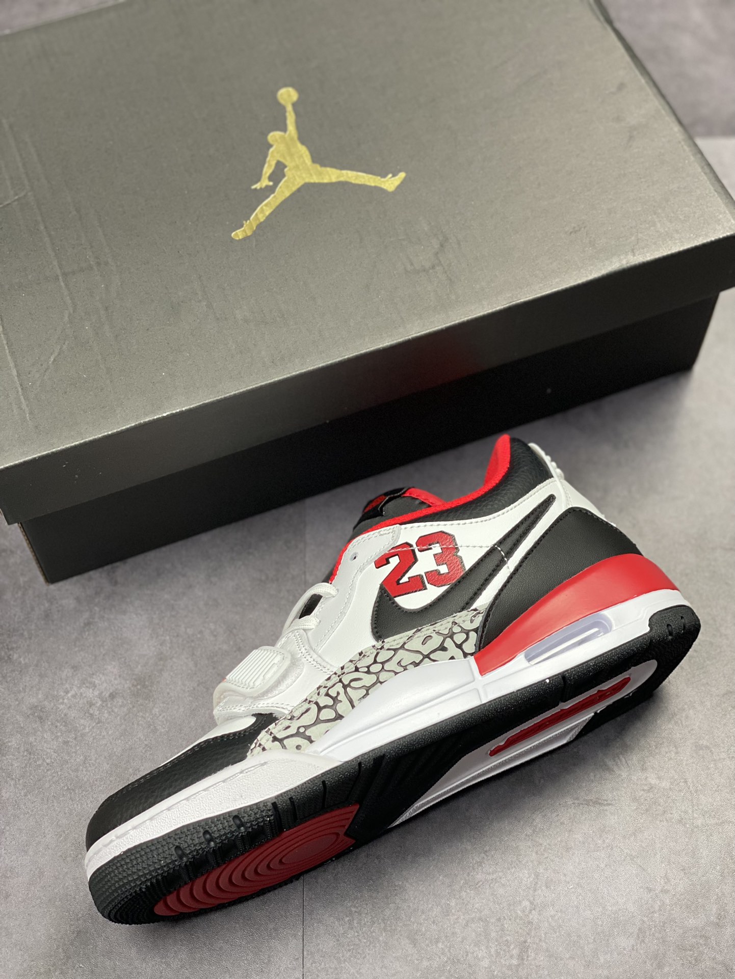 240 Air Jordan Legacy 312 Low 有着交错结合的设计 FJ7221-101